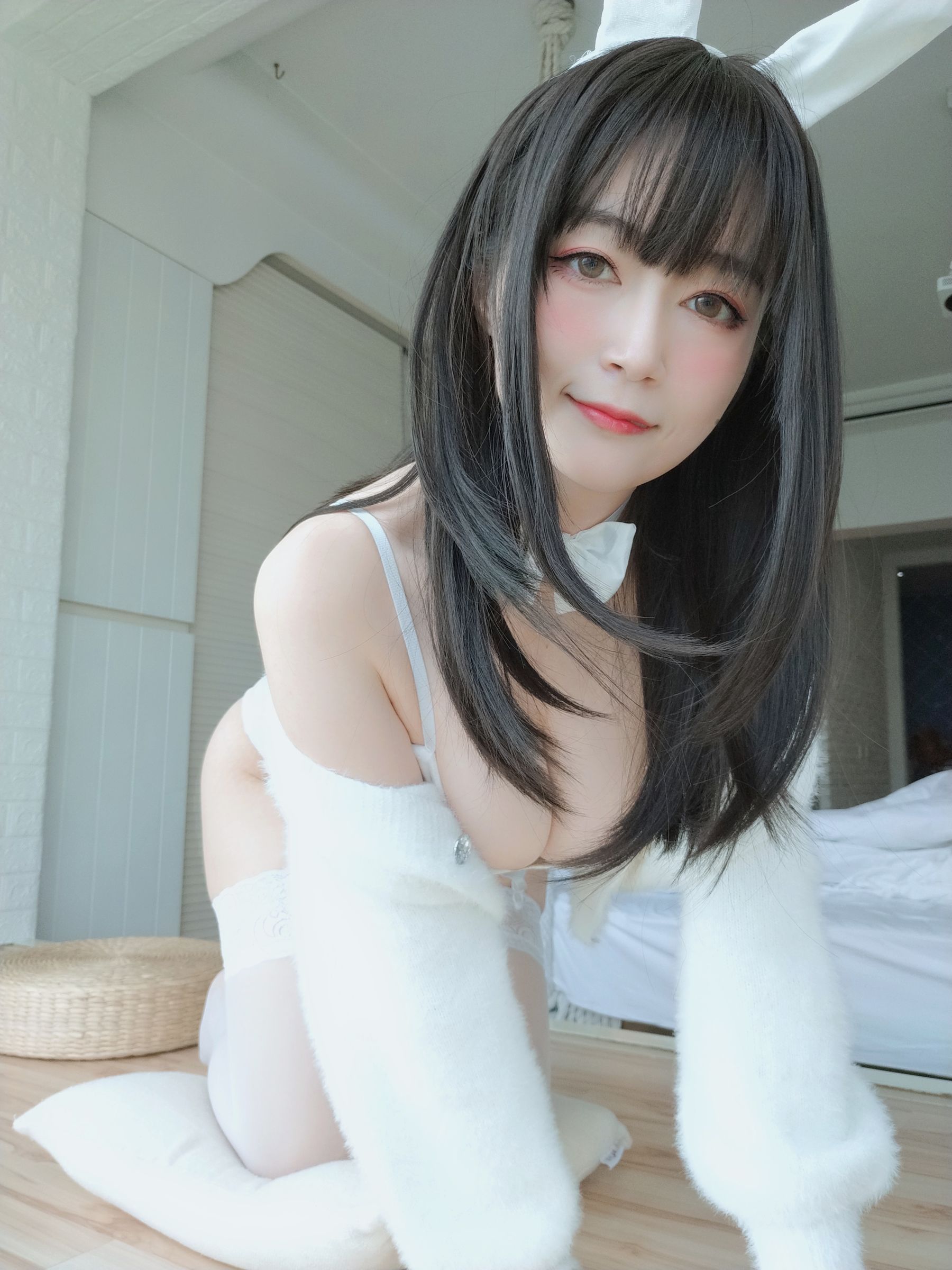 [COS福利] Coser小姐姐白银 - 白丝兔子