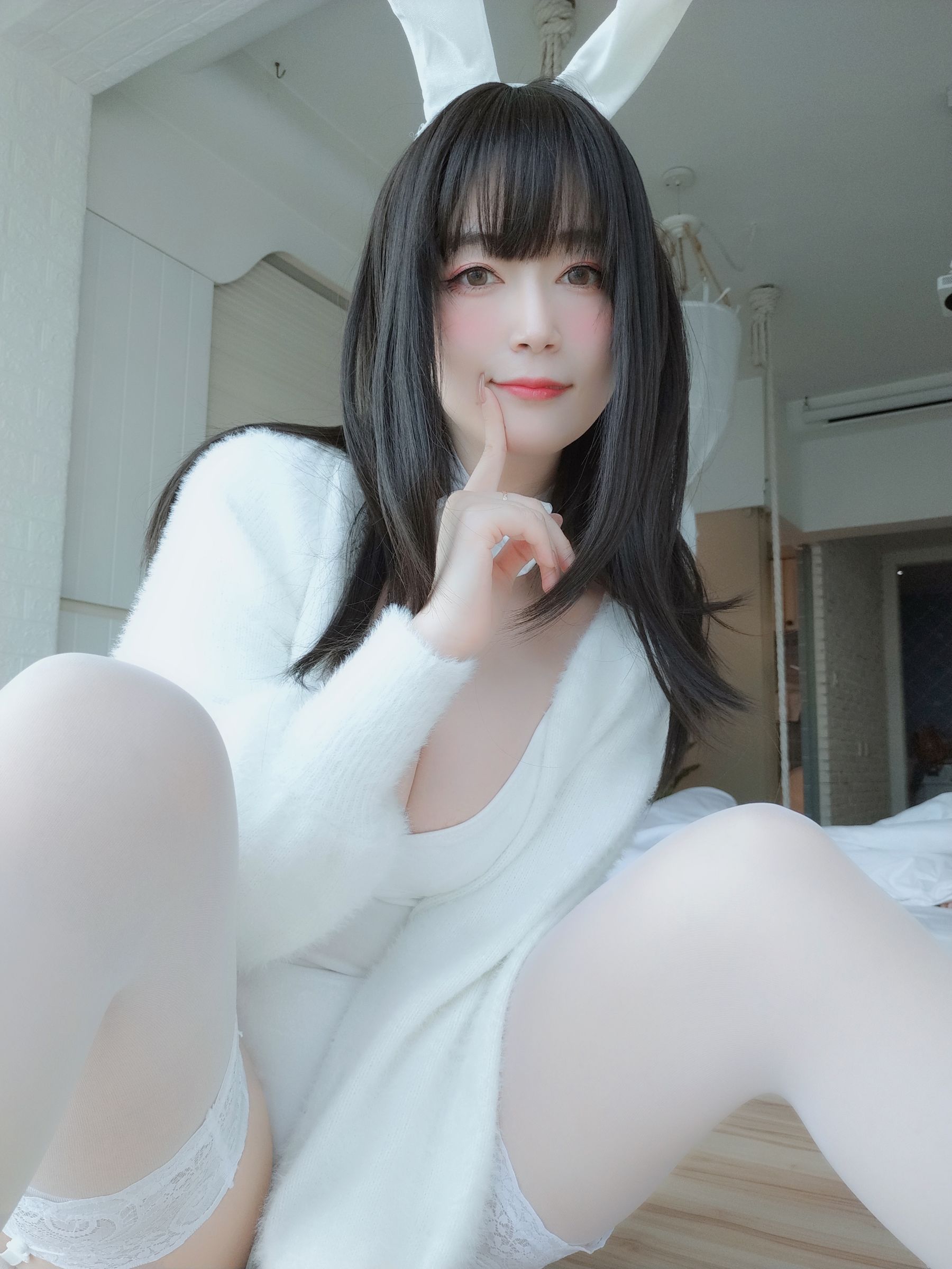 [COS福利] Coser小姐姐白银 - 白丝兔子