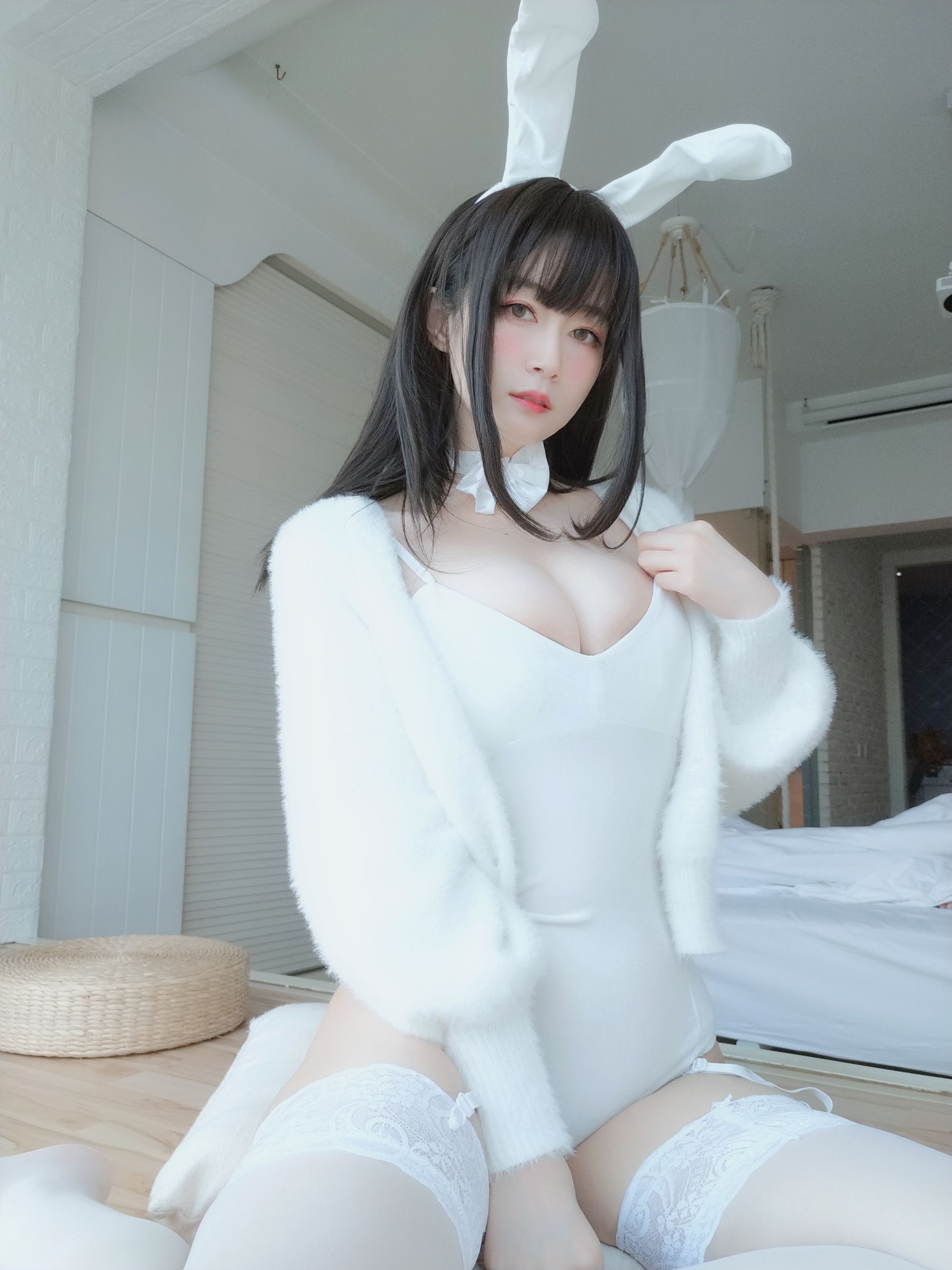 [COS福利] Coser小姐姐白银 - 白丝兔子