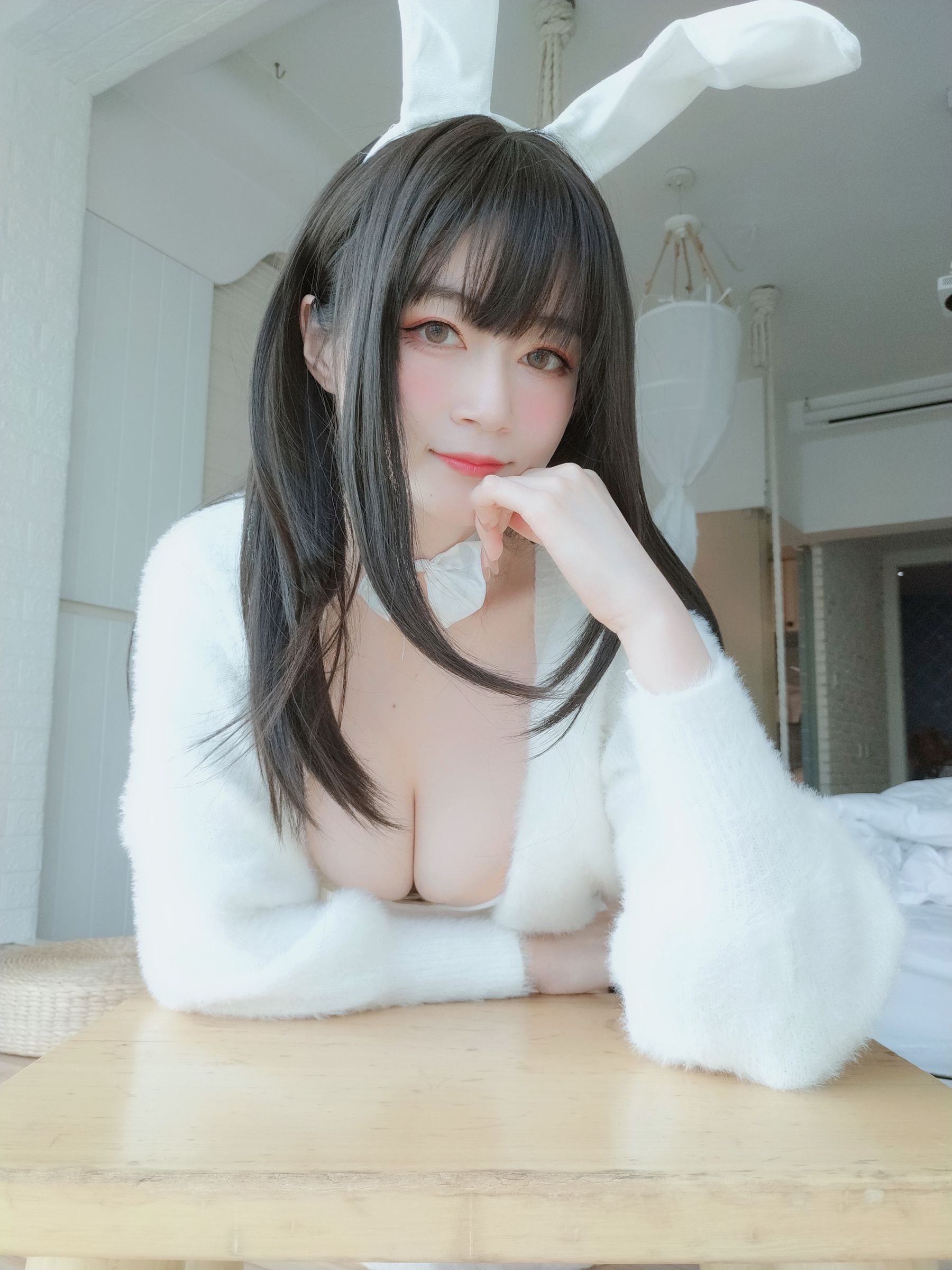 [COS福利] Coser小姐姐白银 - 白丝兔子