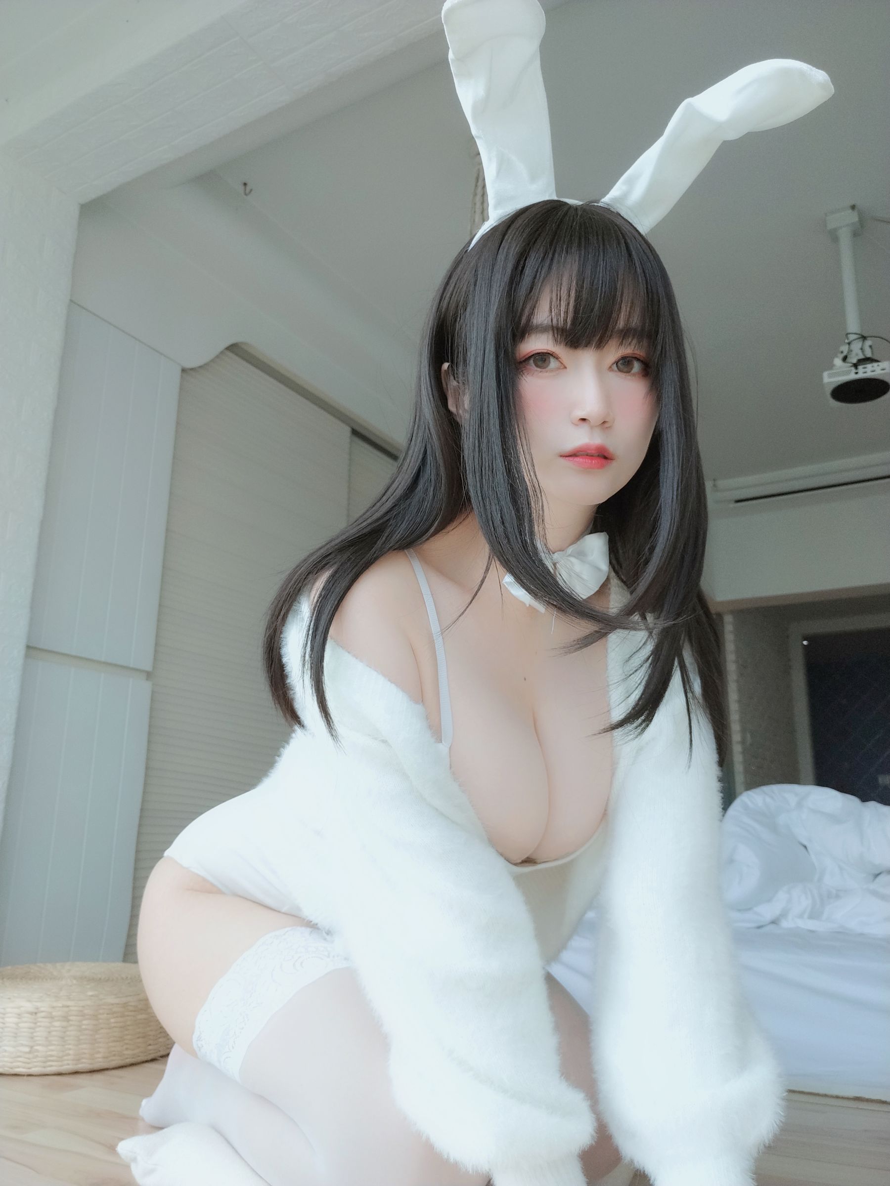 [COS福利] Coser小姐姐白银 - 白丝兔子