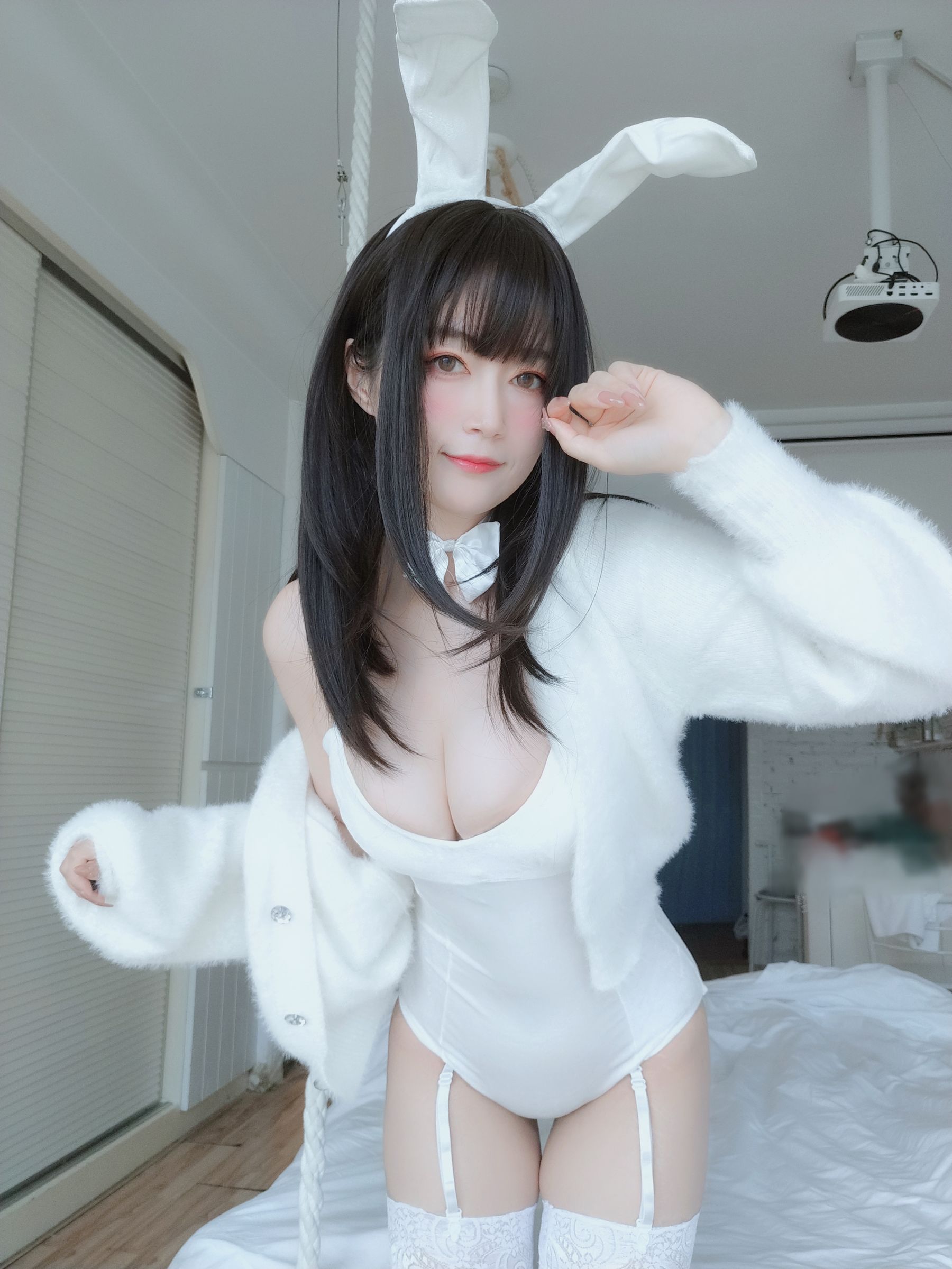 [COS福利] Coser小姐姐白银 - 白丝兔子
