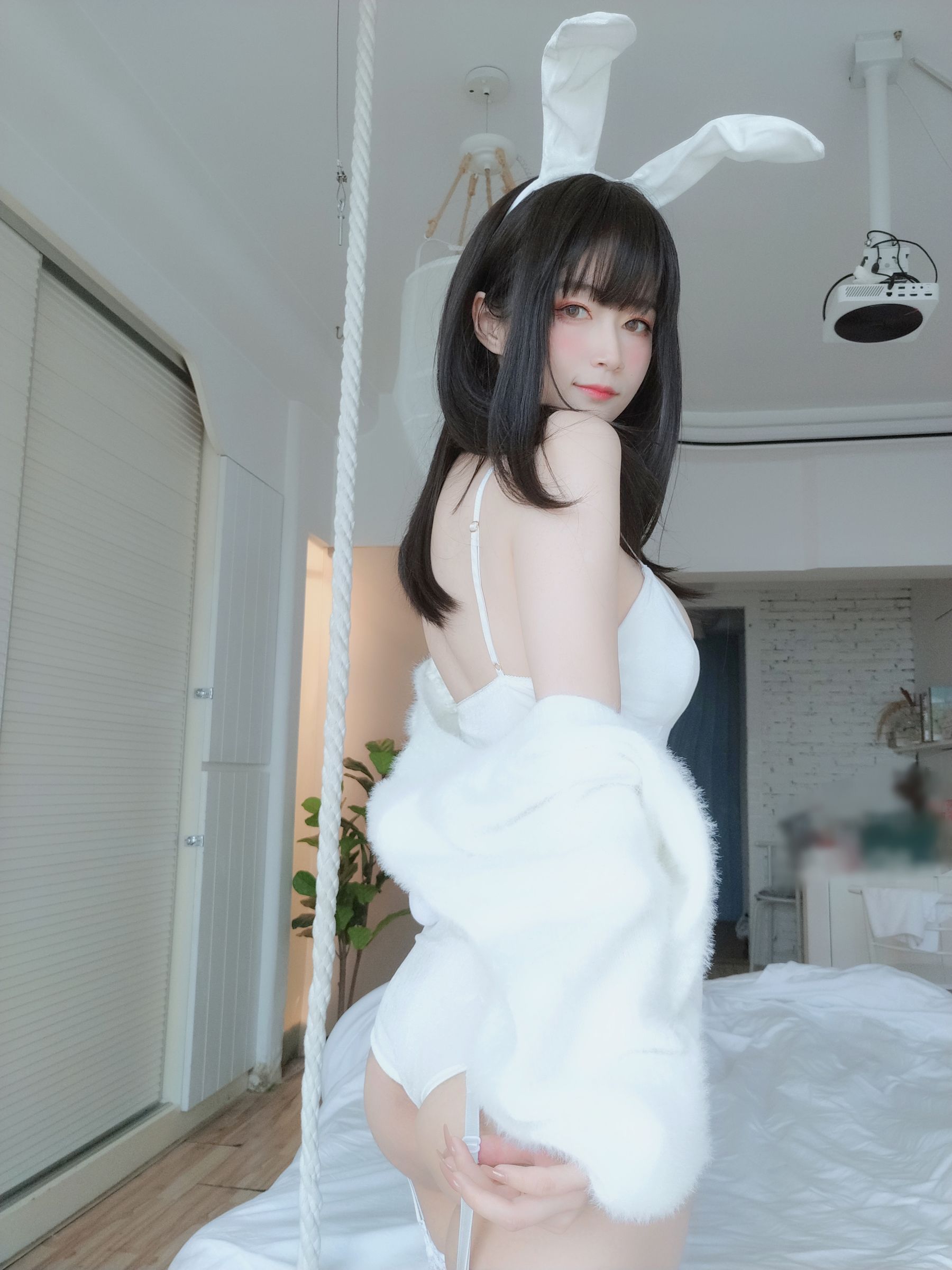 [COS福利] Coser小姐姐白银 - 白丝兔子