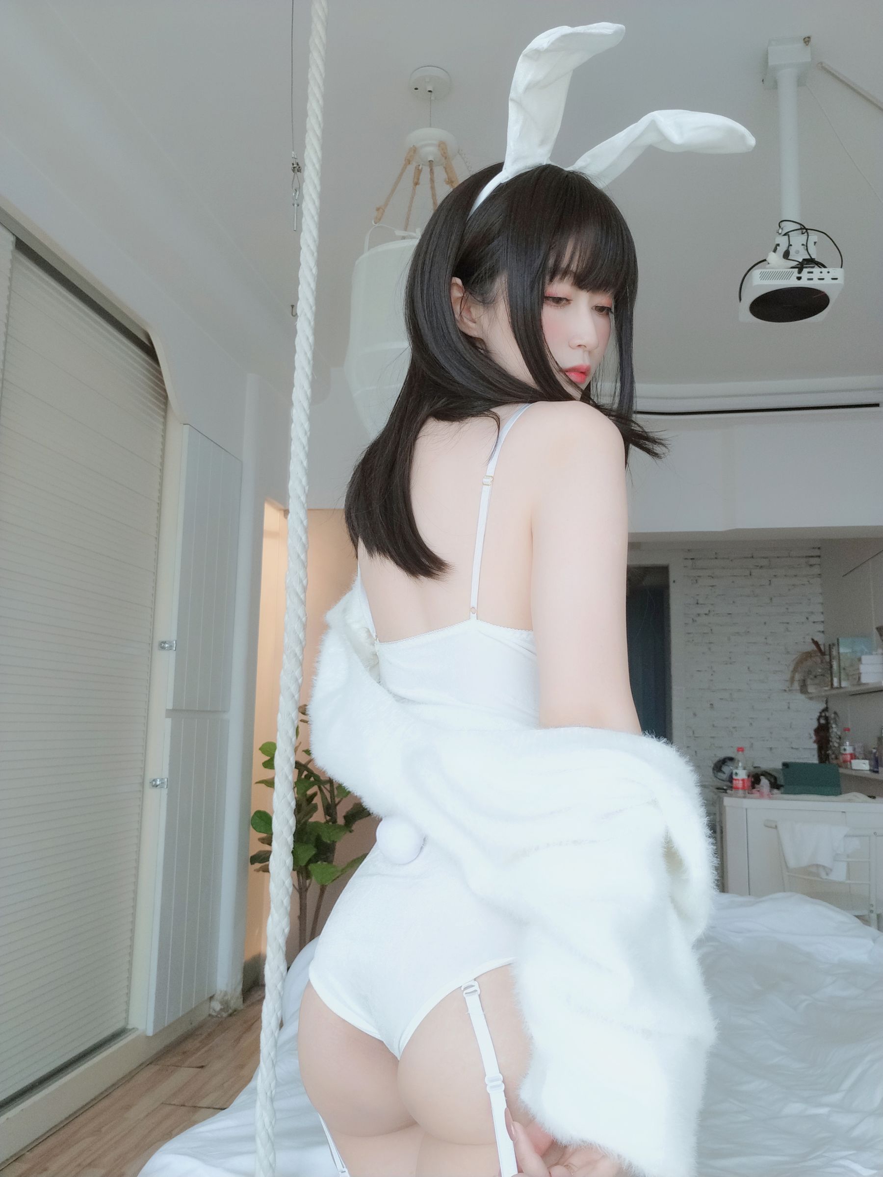 [COS福利] Coser小姐姐白银 - 白丝兔子