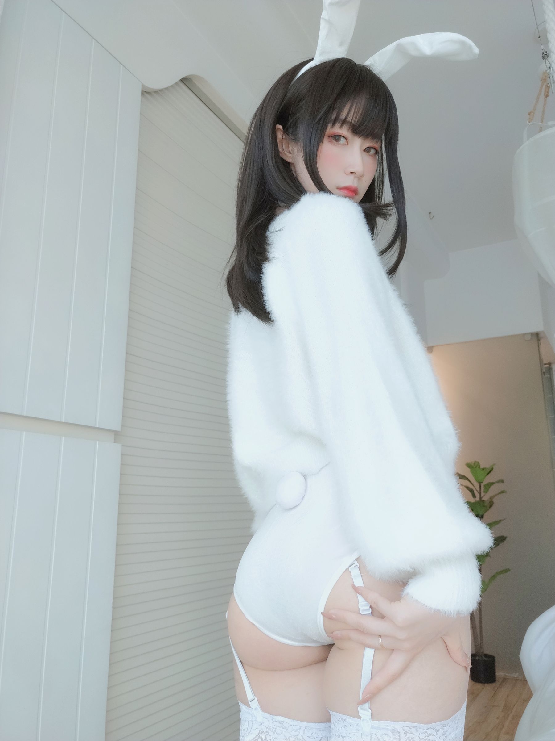 [COS福利] Coser小姐姐白银 - 白丝兔子