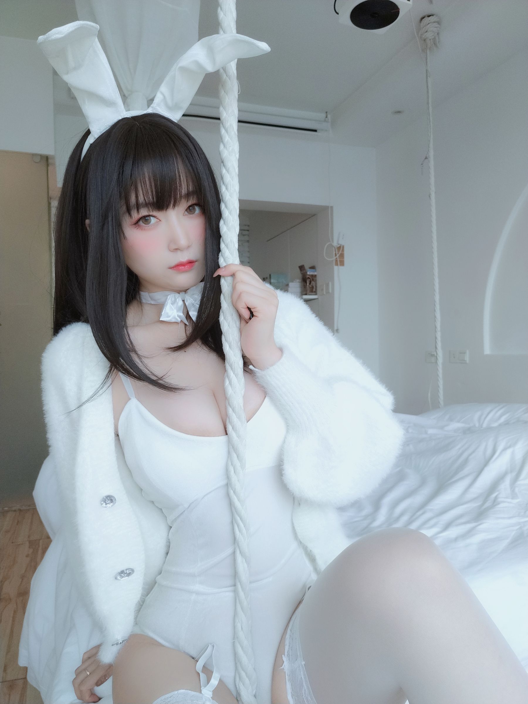 [COS福利] Coser小姐姐白银 - 白丝兔子