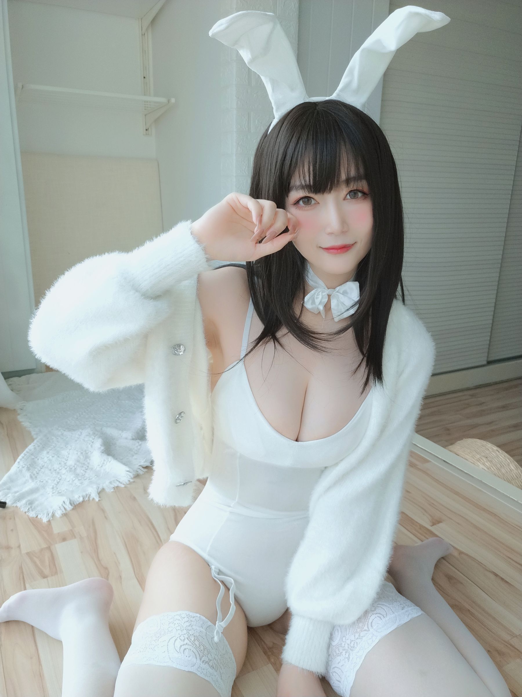 [COS福利] Coser小姐姐白银 - 白丝兔子