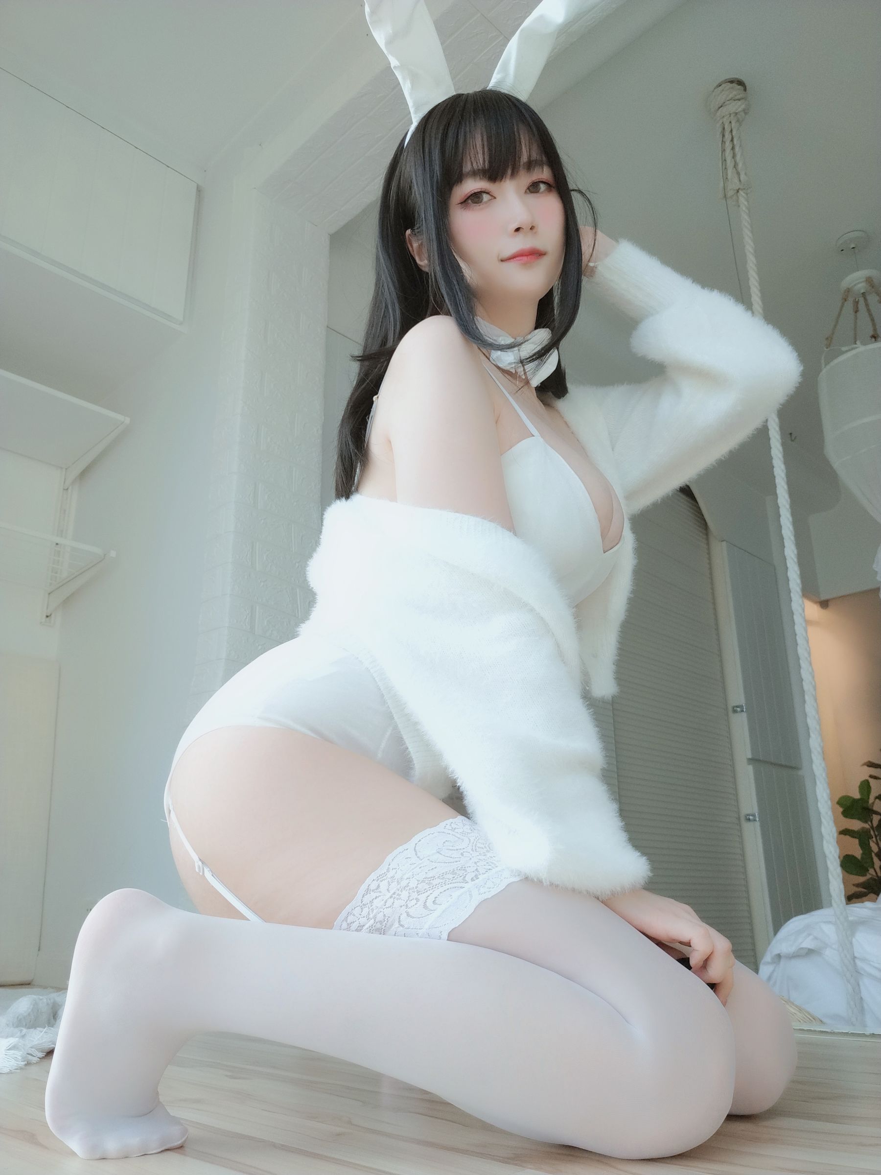[COS福利] Coser小姐姐白银 - 白丝兔子