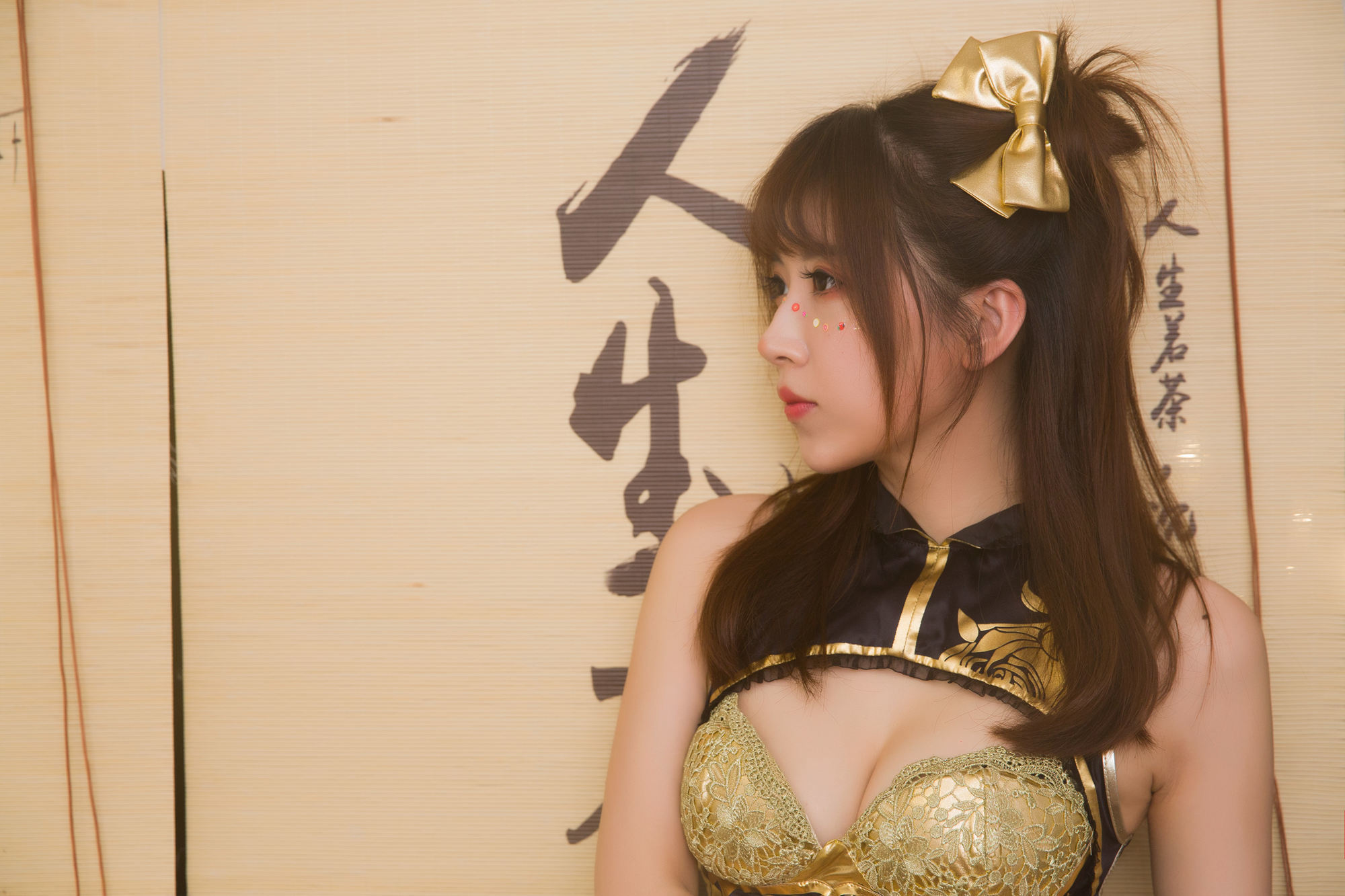[COS福利] 斗鱼主播小女巫露娜 - 金丝旗袍