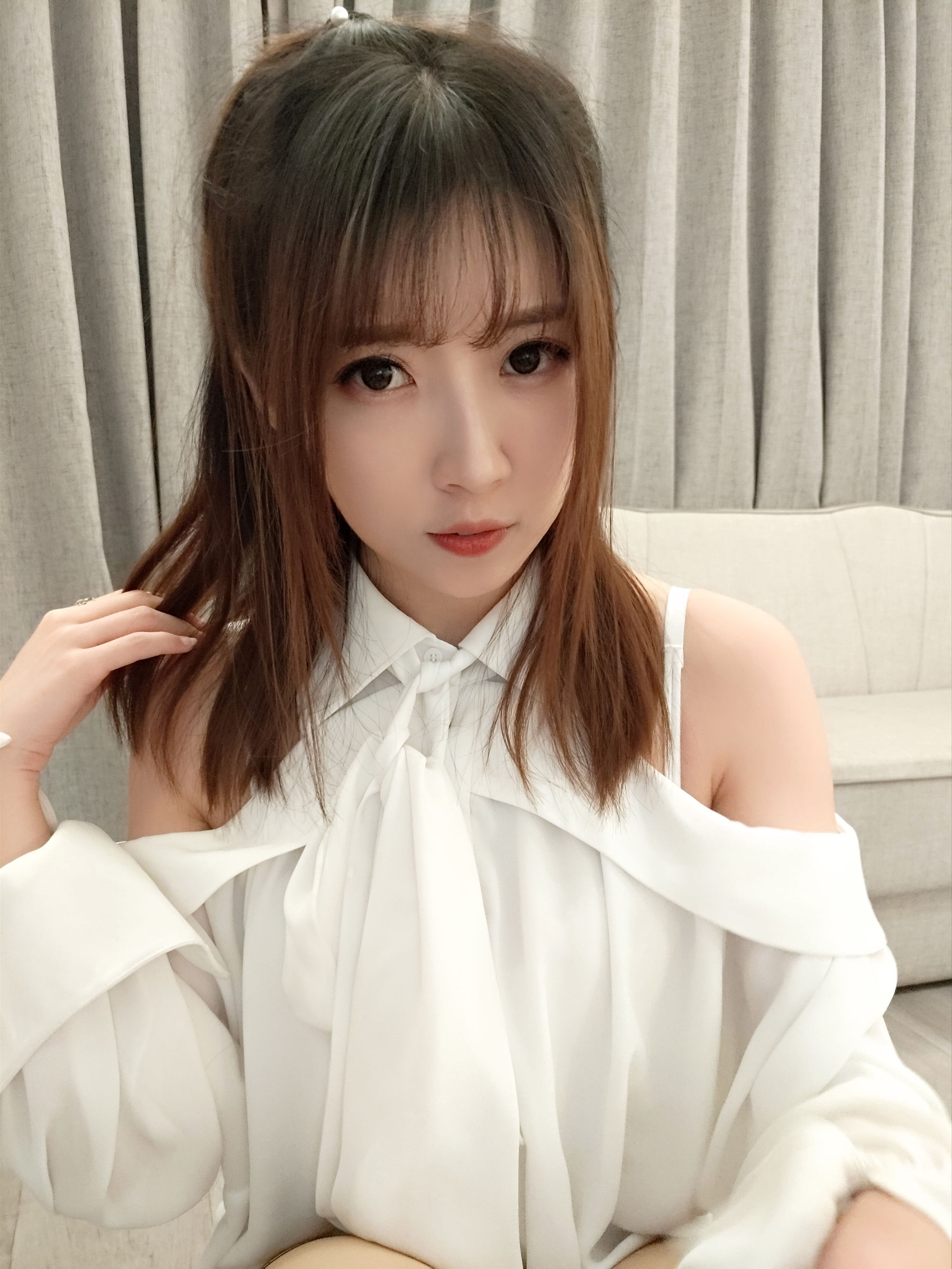 [COS福利] 斗鱼主播小女巫露娜 - 条纹提花白衬衣