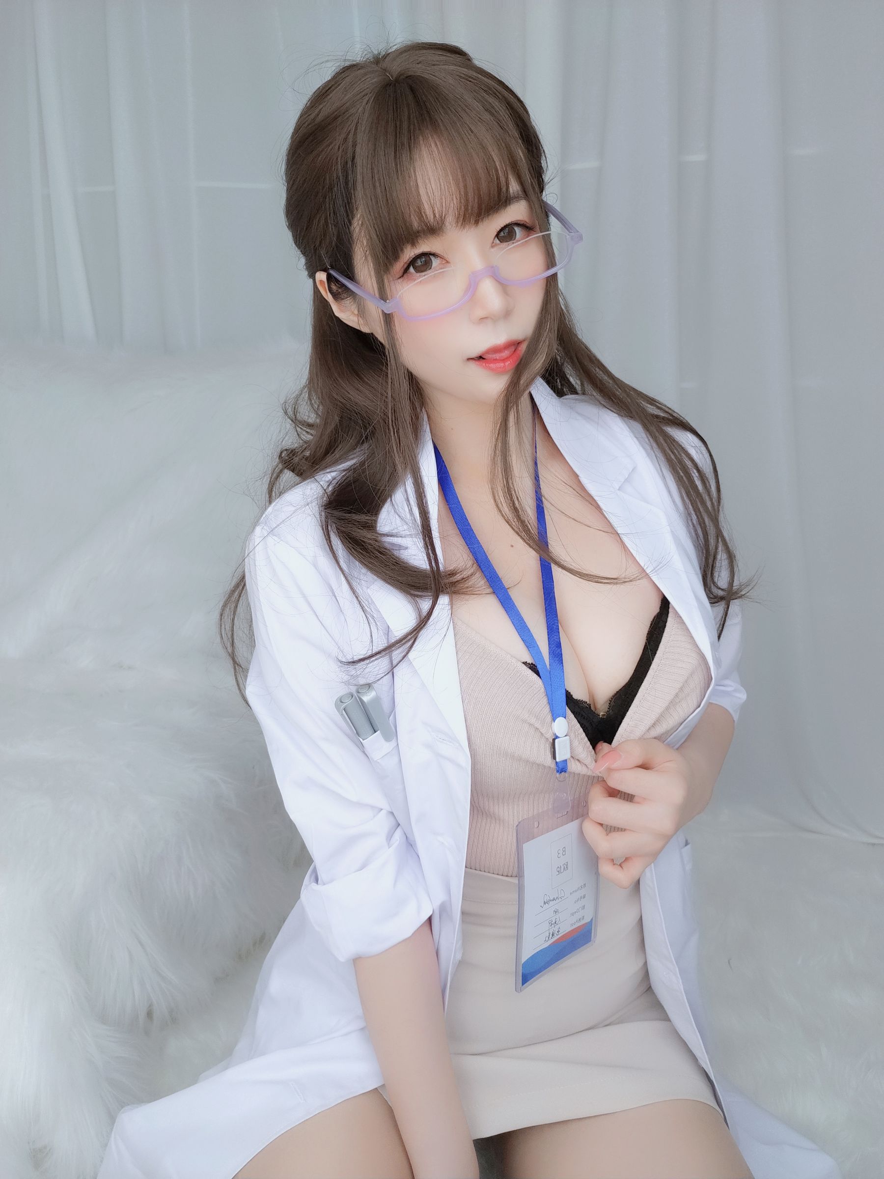 [COS福利] Coser小姐姐白银 - 私人医生