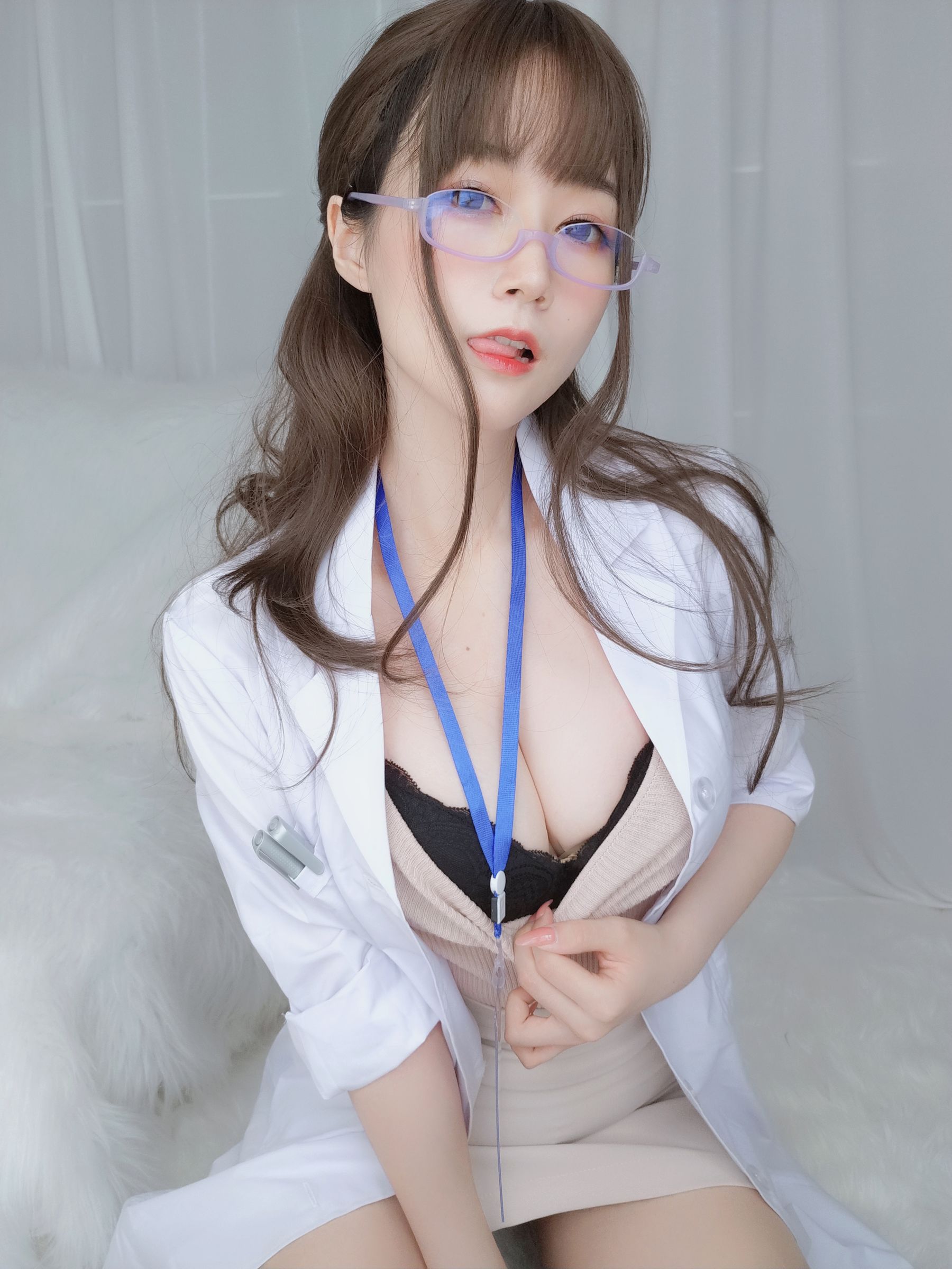 [COS福利] Coser小姐姐白银 - 私人医生