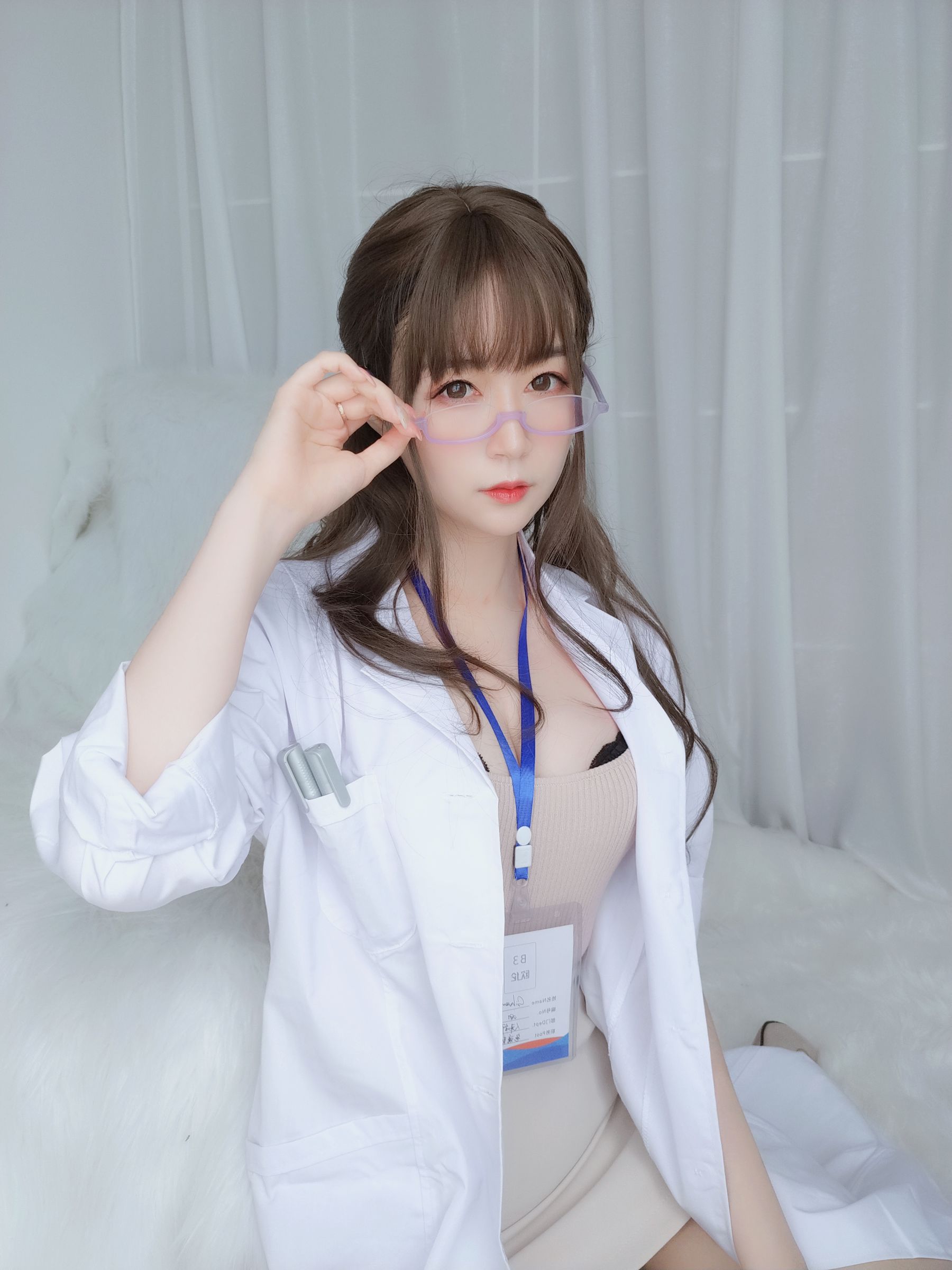 [COS福利] Coser小姐姐白银 - 私人医生