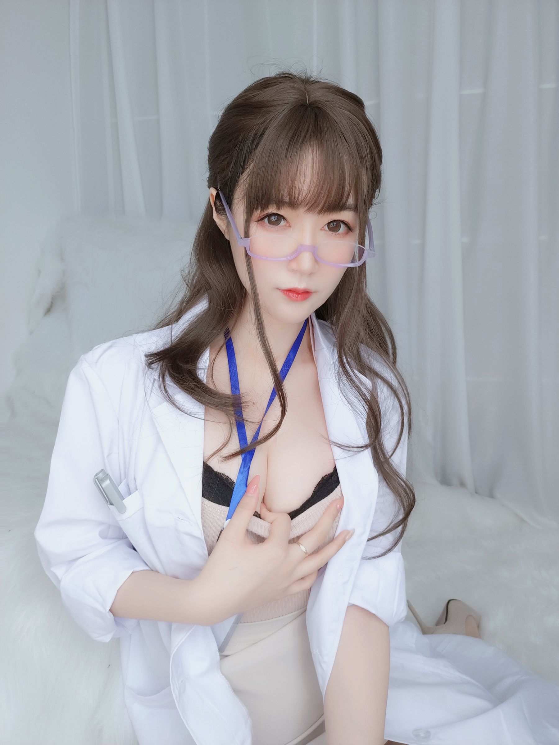 [COS福利] Coser小姐姐白银 - 私人医生