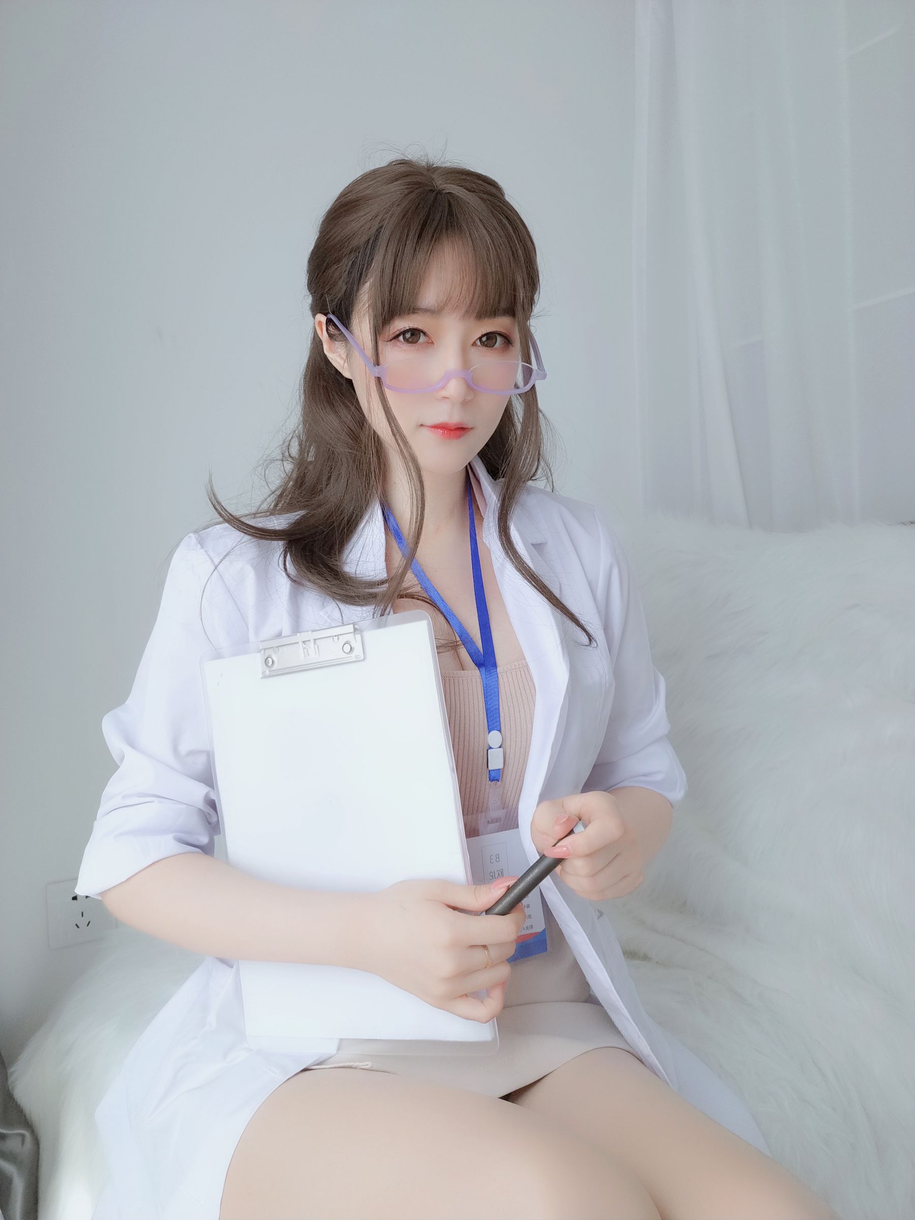 [COS福利] Coser小姐姐白银 - 私人医生