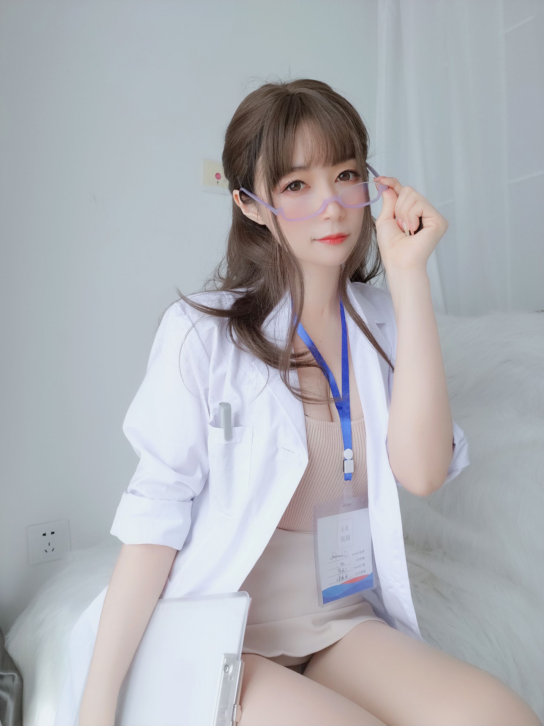 [COS福利] Coser小姐姐白银 - 私人医生
