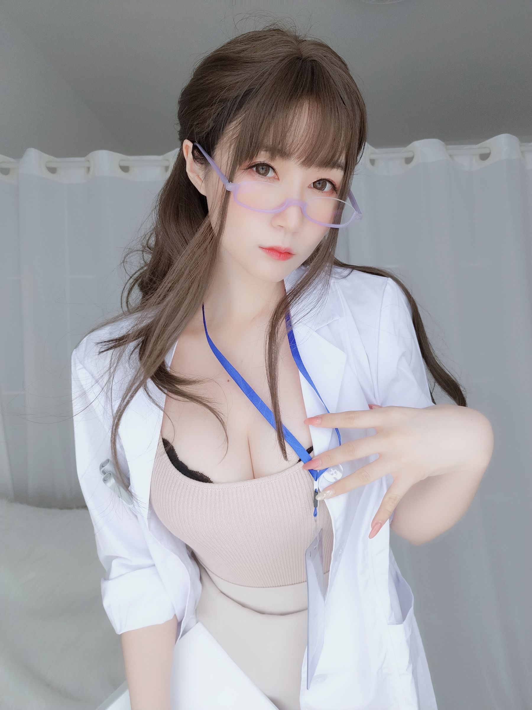 [COS福利] Coser小姐姐白银 - 私人医生