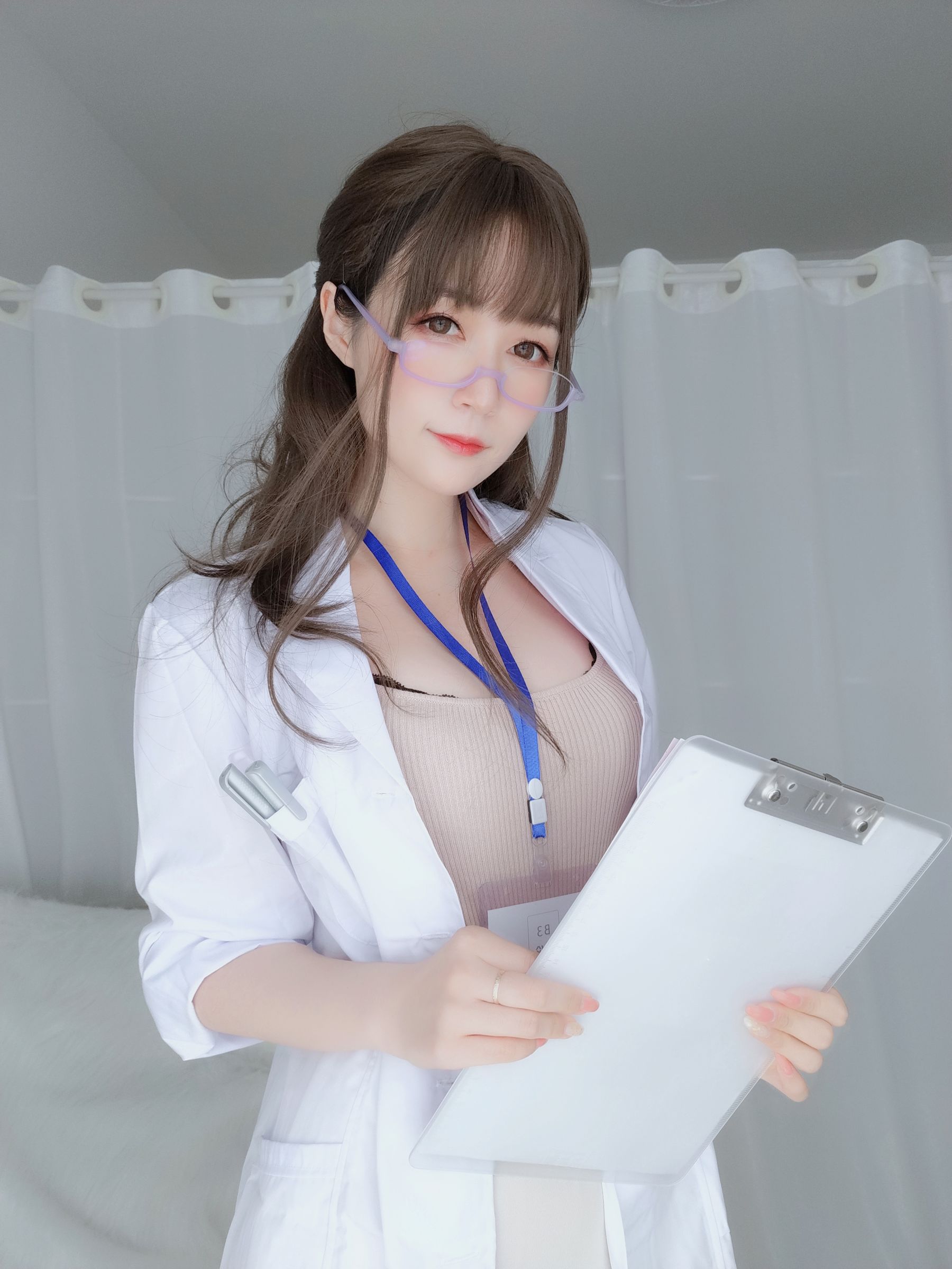 [COS福利] Coser小姐姐白银 - 私人医生