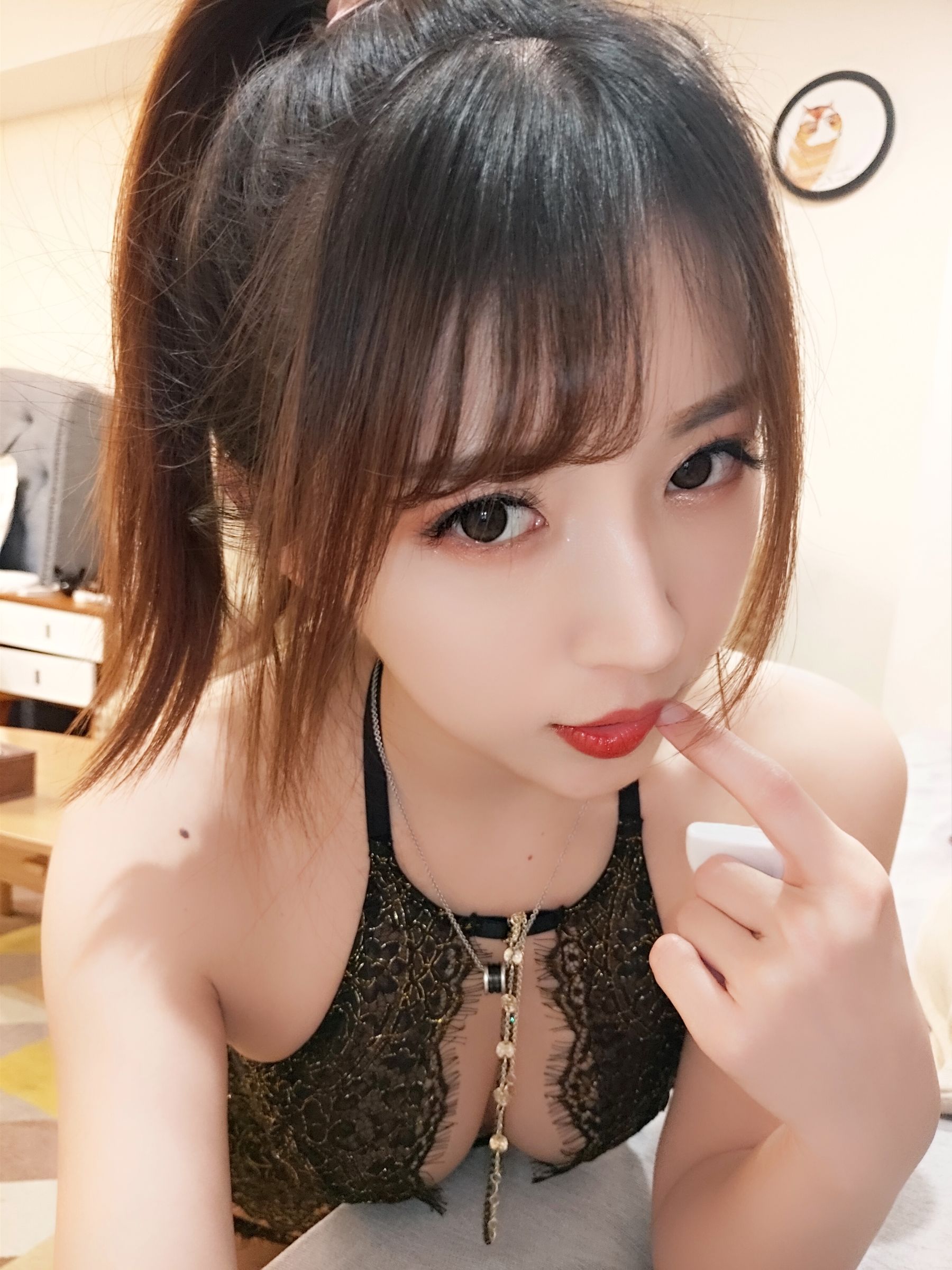 [COS福利] 斗鱼主播小女巫露娜 - 蕾丝亮钻黑色长筒