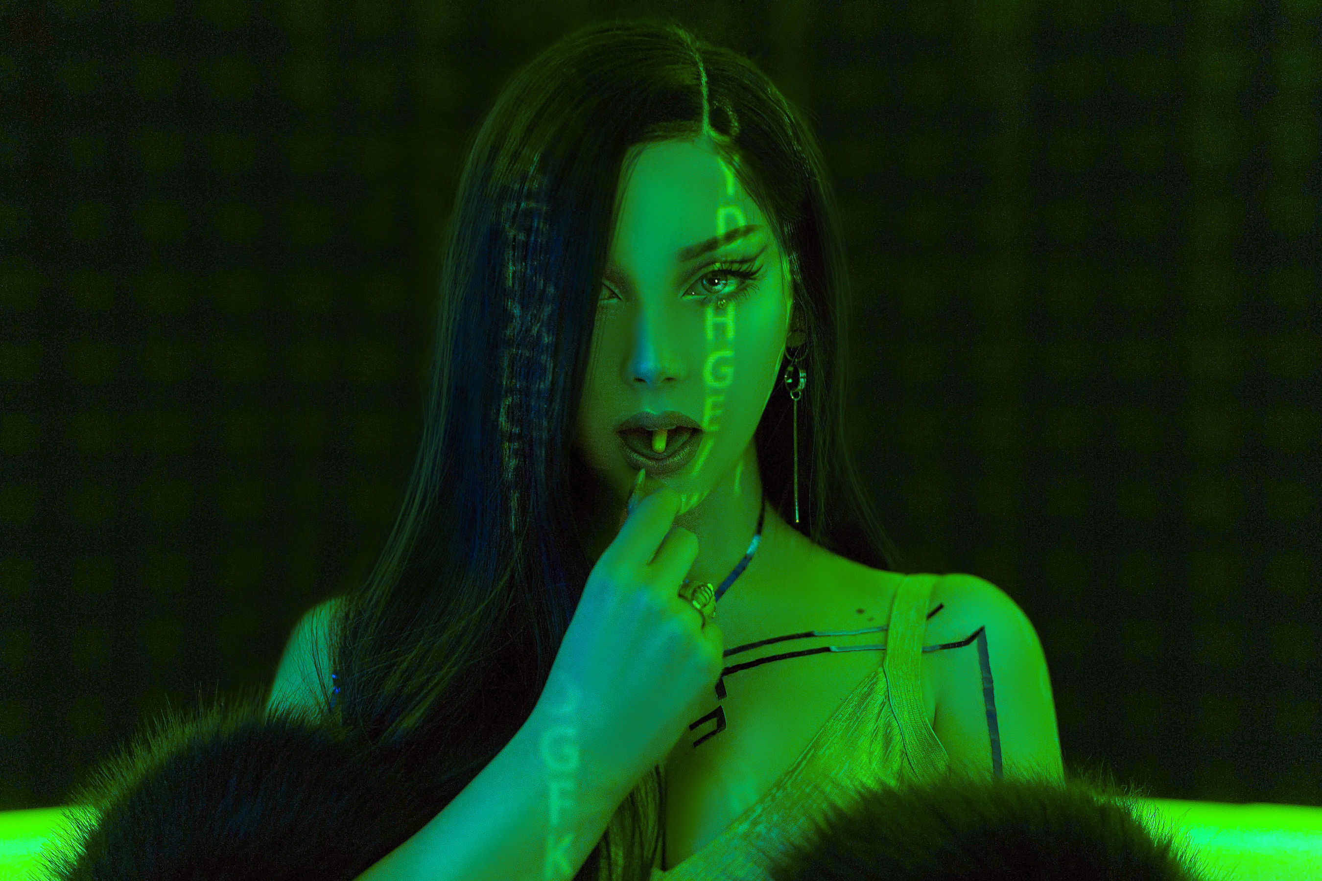 [COS福利] 国外美女SayaTheFox - Cyberpunk Dress