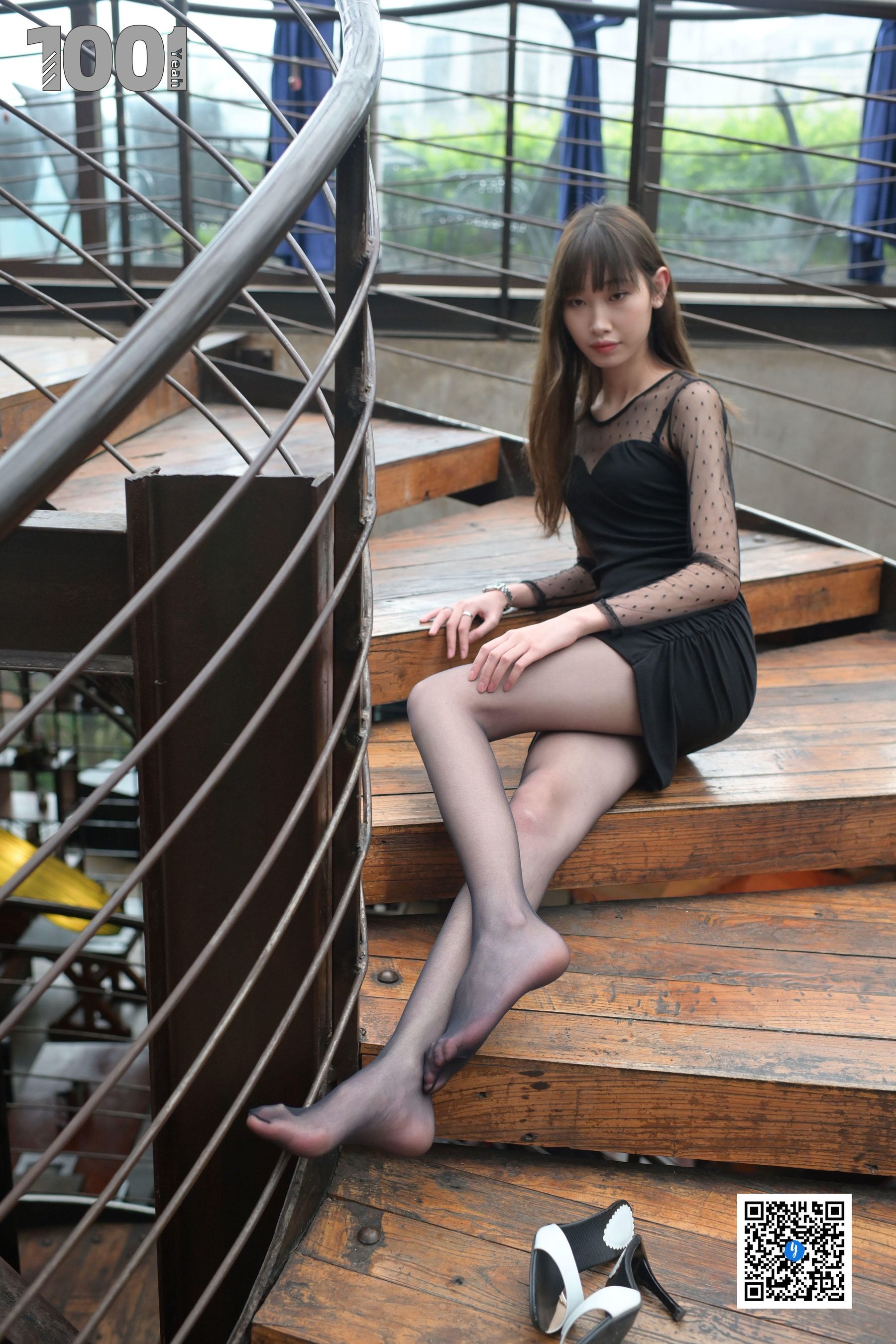 [IESS异思趣向] NO.185 草莓《楼梯的拐角处2》