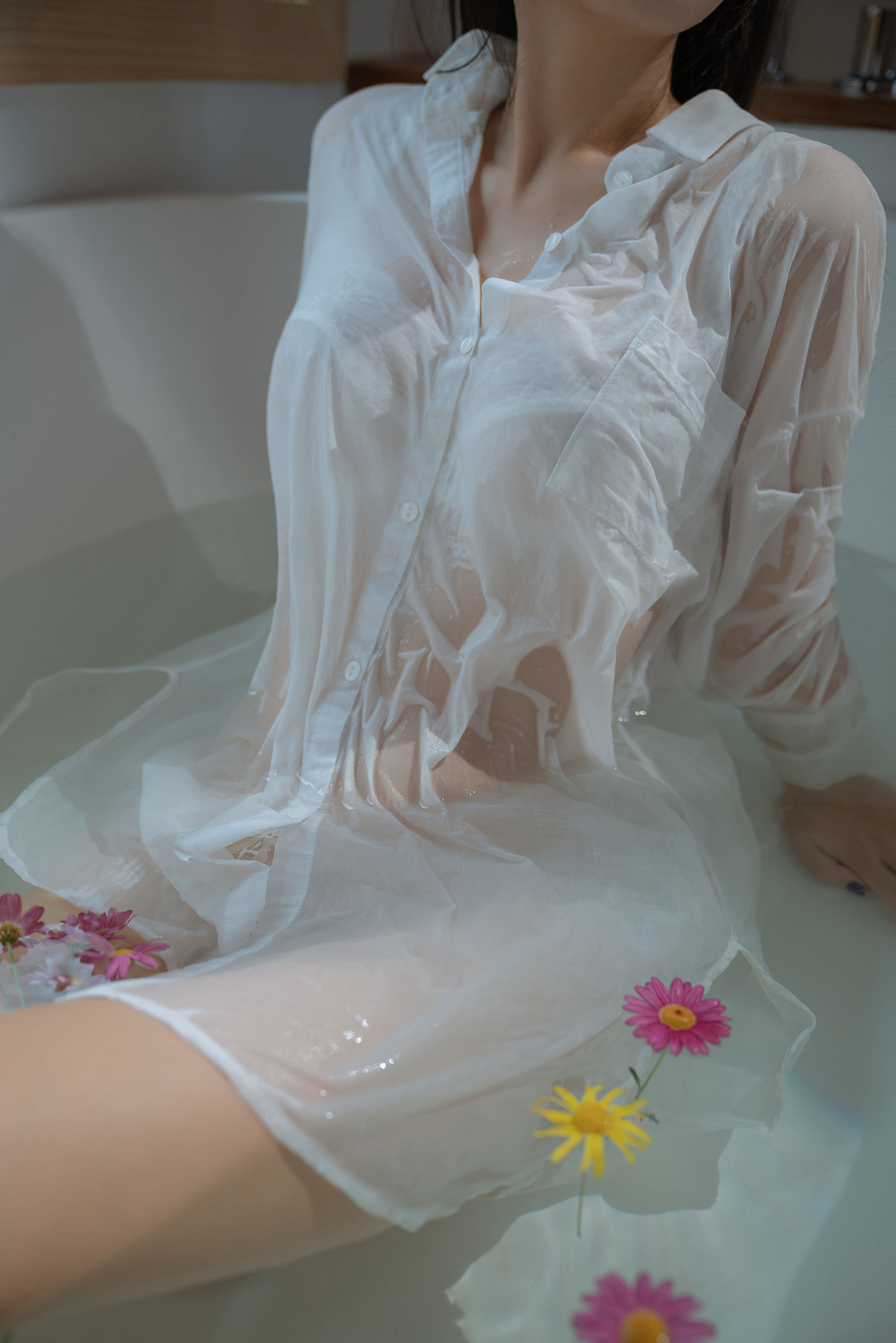 [COS福利] 阳光美少女萌芽儿o0 - 浴缸