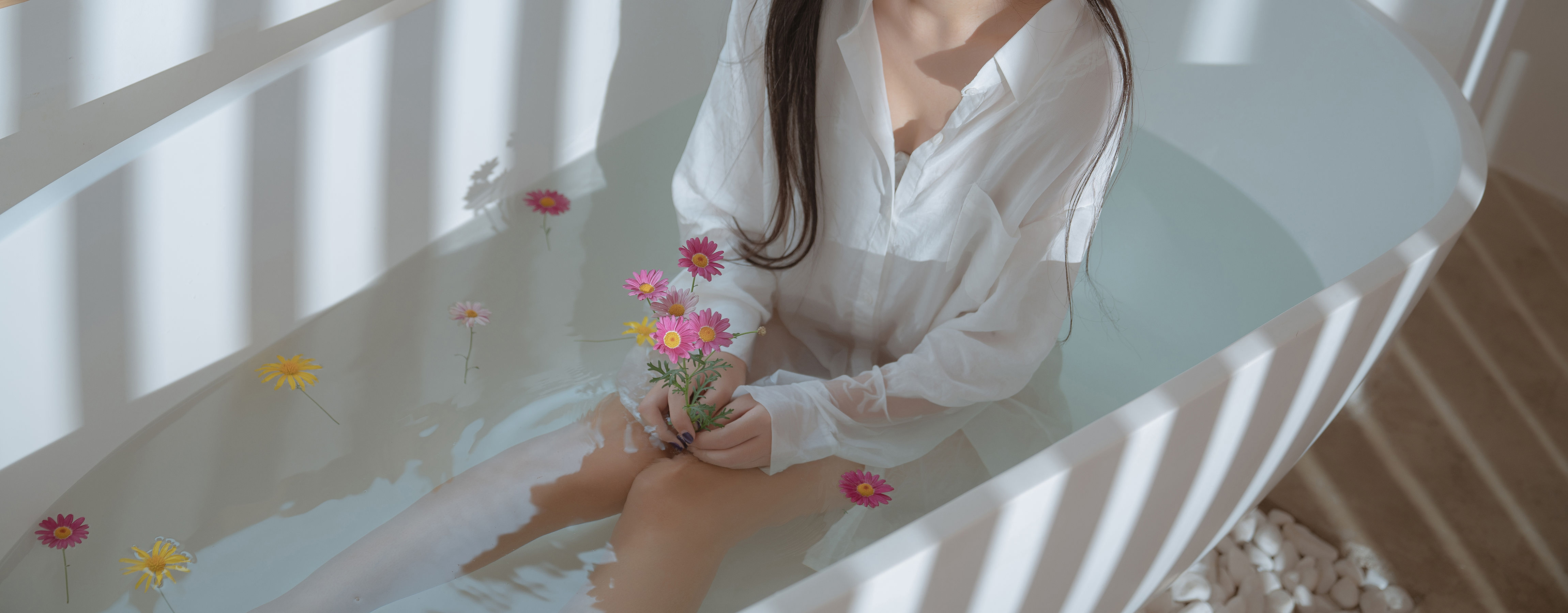 [COS福利] 阳光美少女萌芽儿o0 - 浴缸