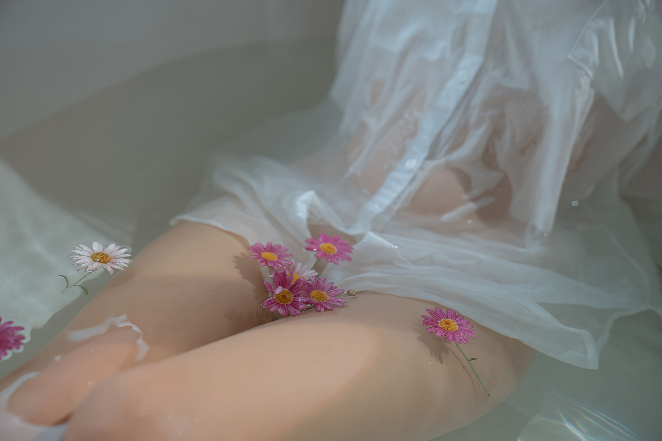 [COS福利] 阳光美少女萌芽儿o0 - 浴缸