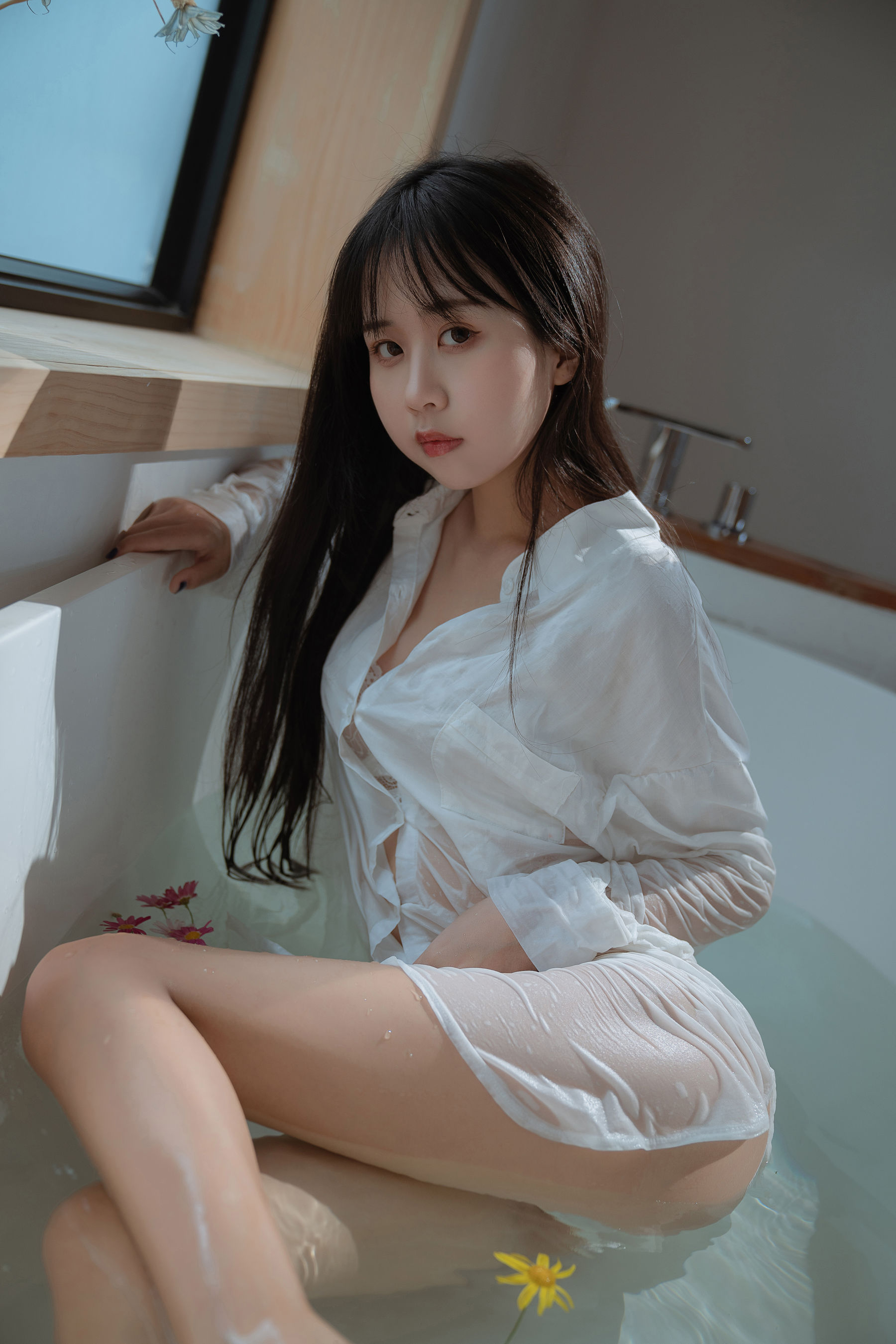 [COS福利] 阳光美少女萌芽儿o0 - 浴缸