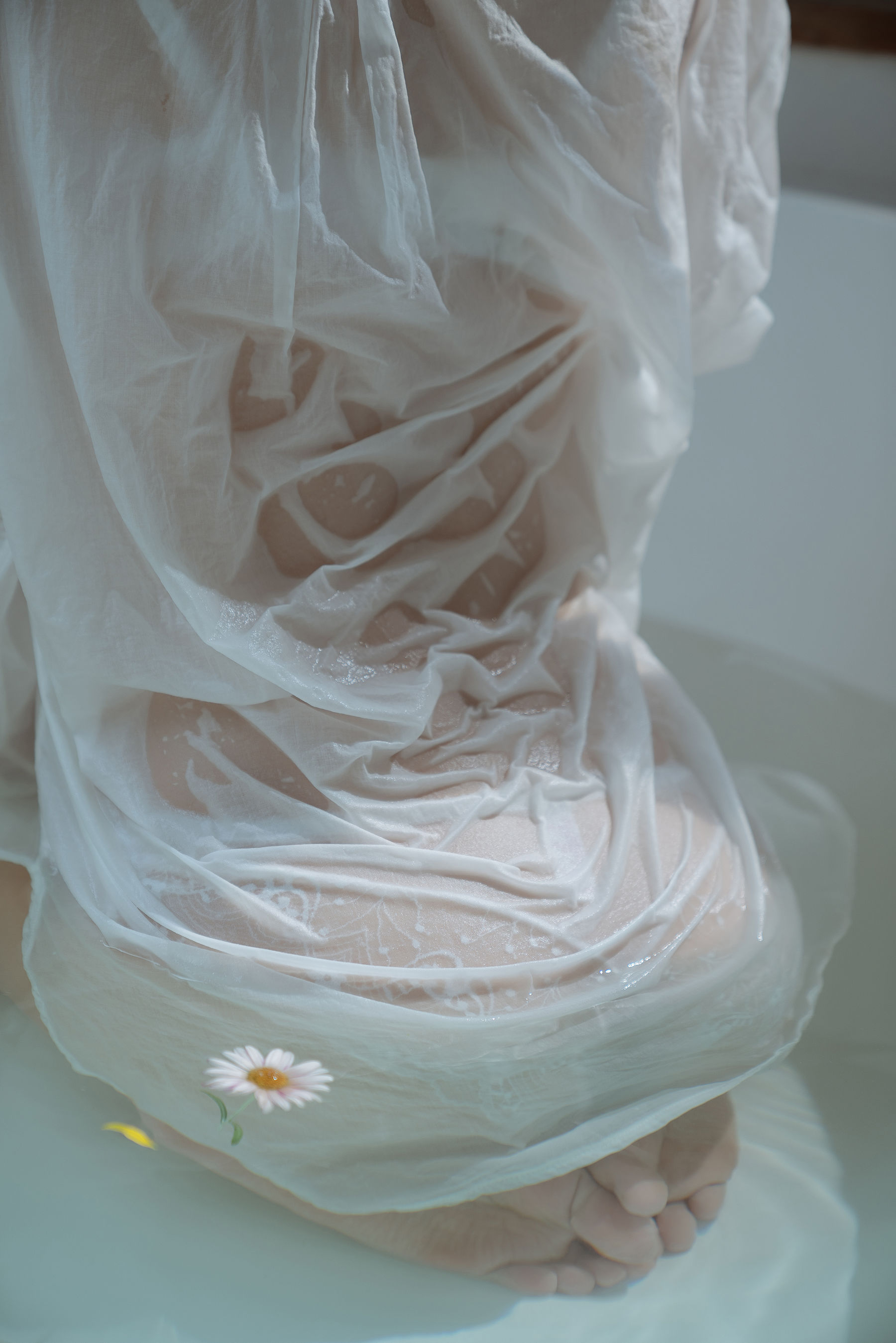 [COS福利] 阳光美少女萌芽儿o0 - 浴缸