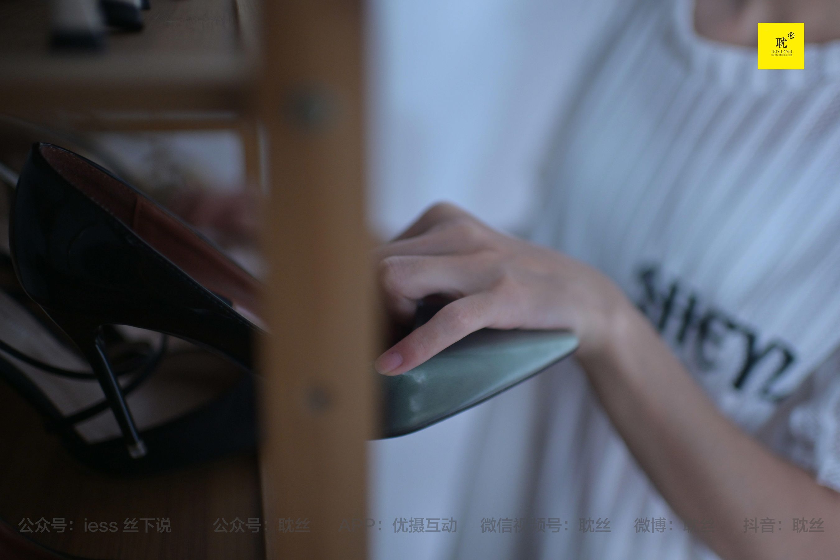 [IESS异思趣向]第N种幻想 孤单的周末③ 小六 小裙子+尖头鞋+穿鞋玩水
