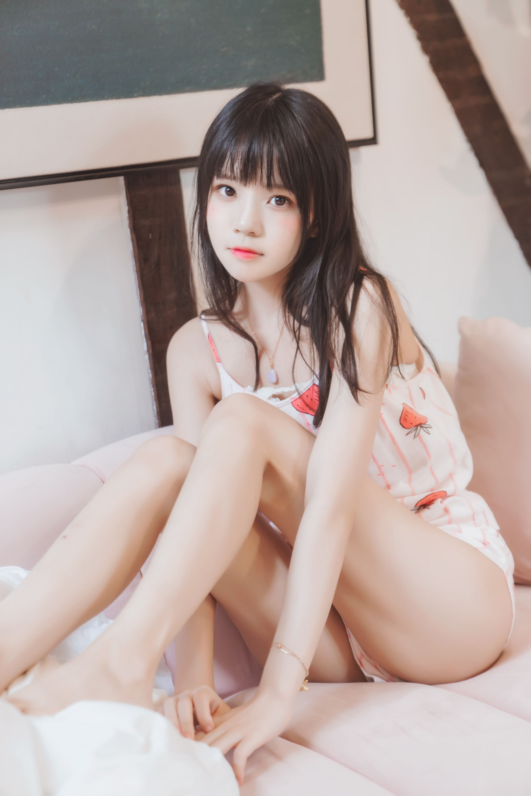 [COS福利] 桜桃喵 - 甜甜之唇边小草莓