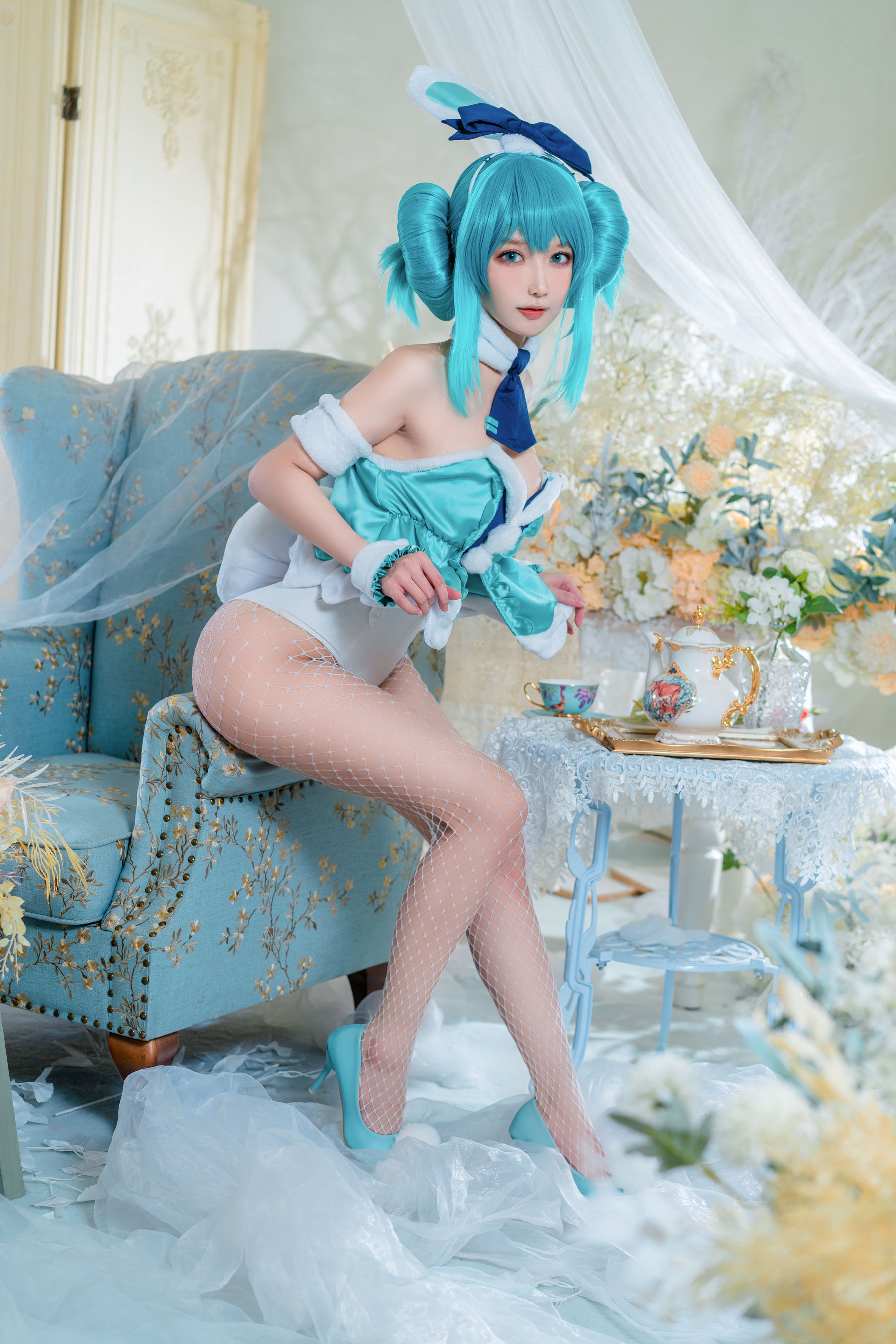 [COS福利] 动漫博主阿包也是兔娘 - 白兔miku