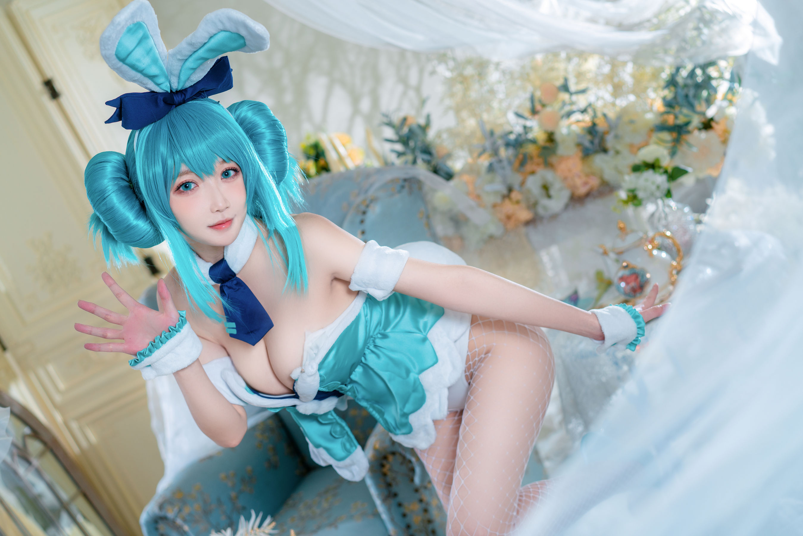 [COS福利] 动漫博主阿包也是兔娘 - 白兔miku