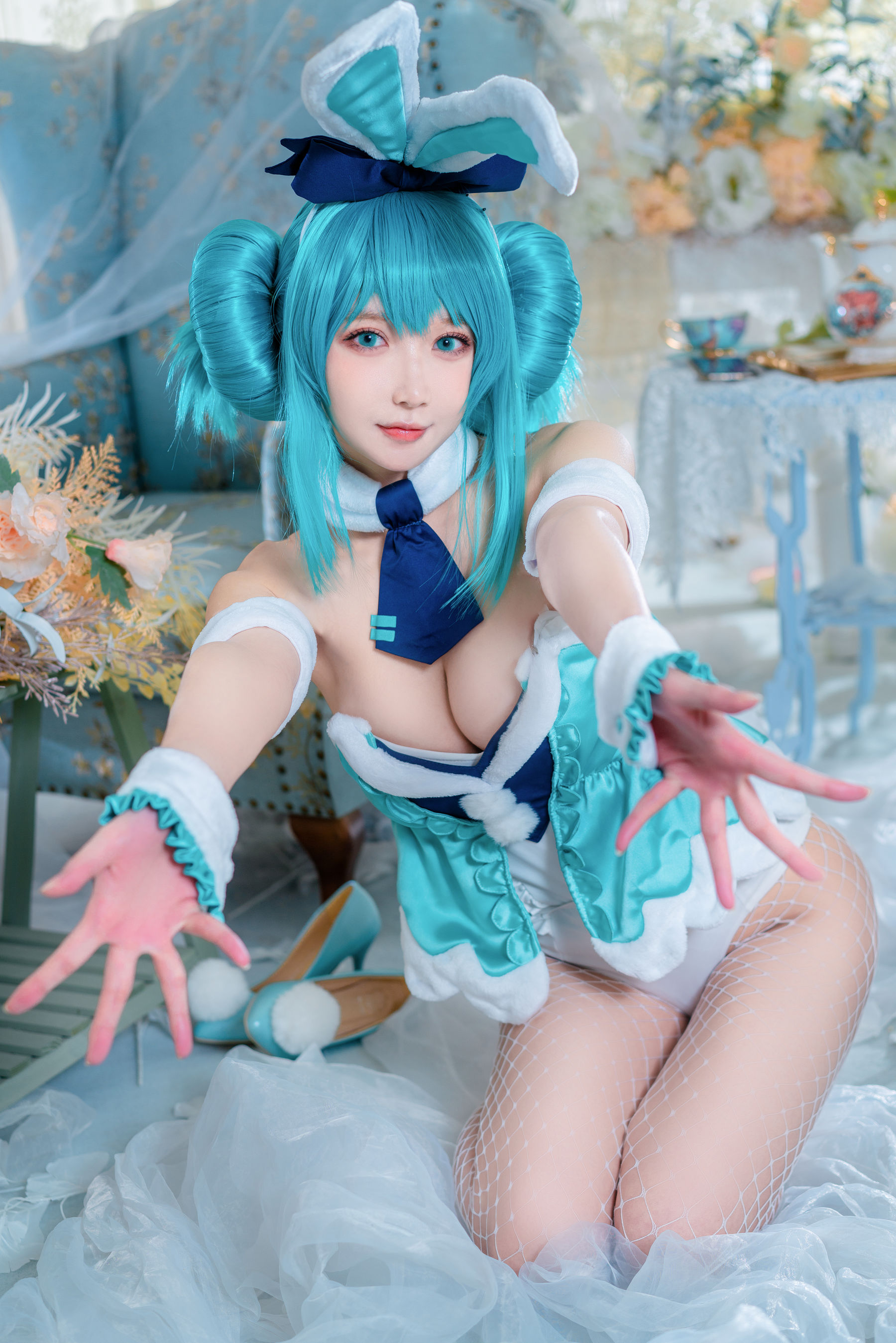 [COS福利] 动漫博主阿包也是兔娘 - 白兔miku
