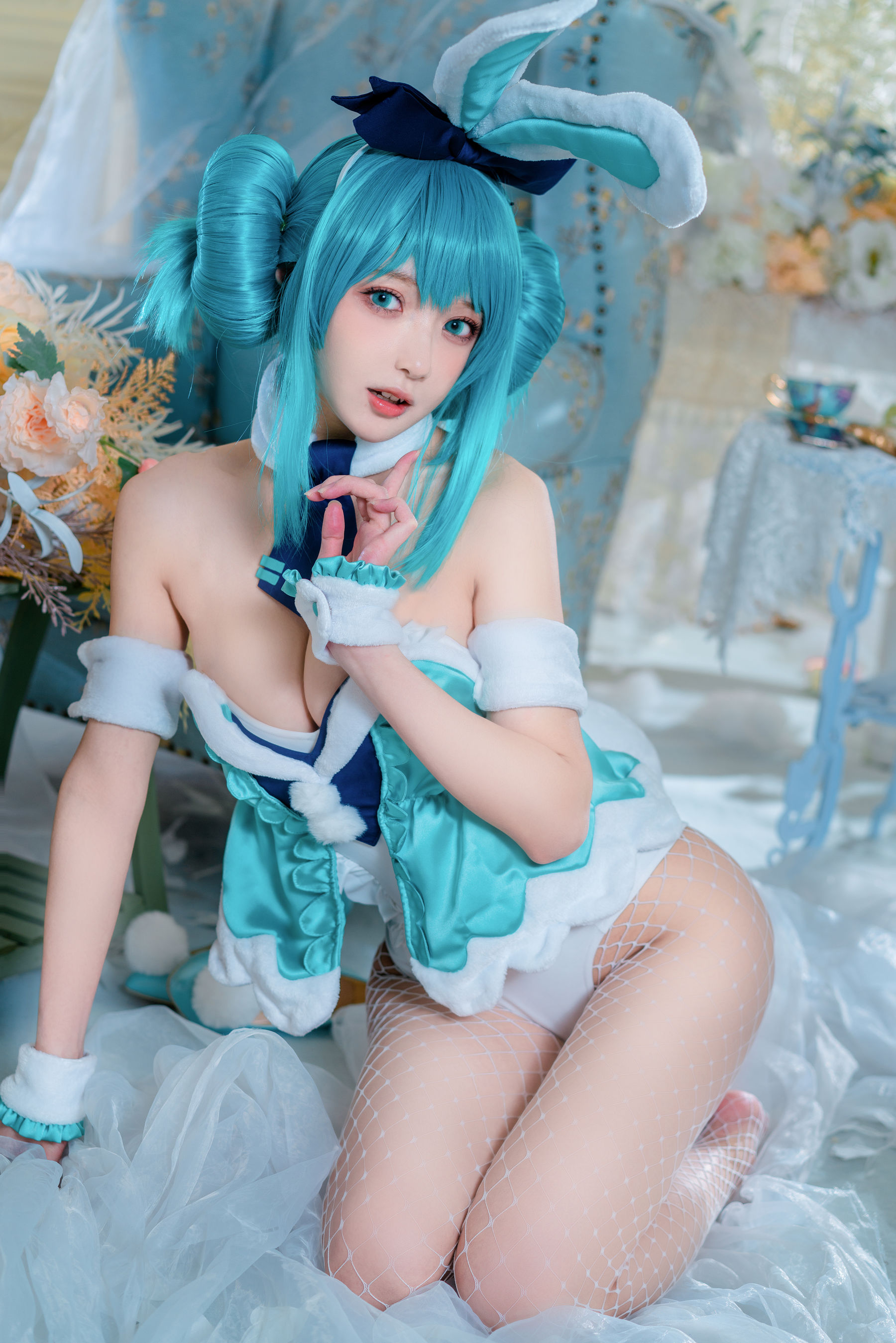 [COS福利] 动漫博主阿包也是兔娘 - 白兔miku