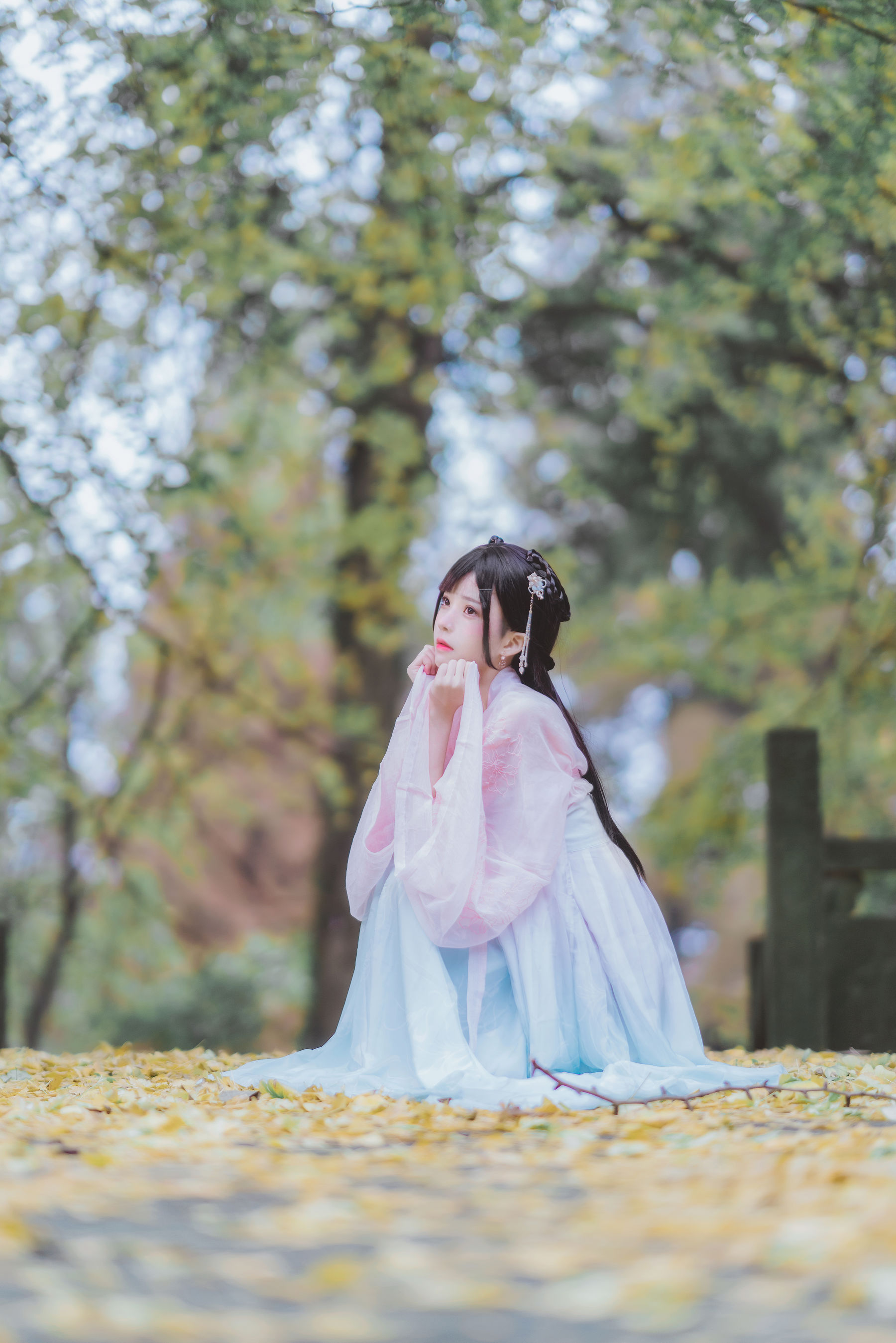 [COS福利] 桜桃喵 - 温柔之汉服银杏