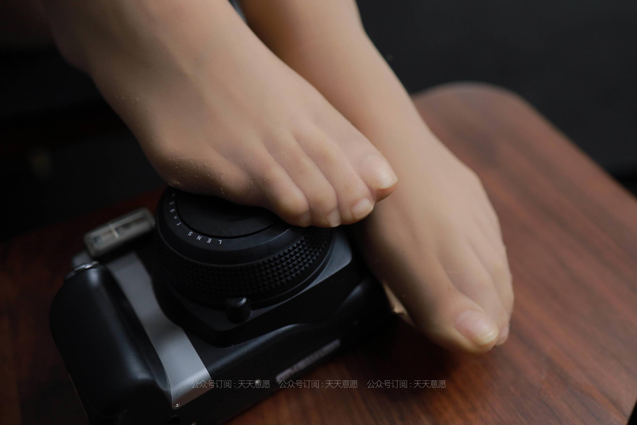 [IESS异思趣向] 丝享家 797：肉肉《大长腿超短裙》
