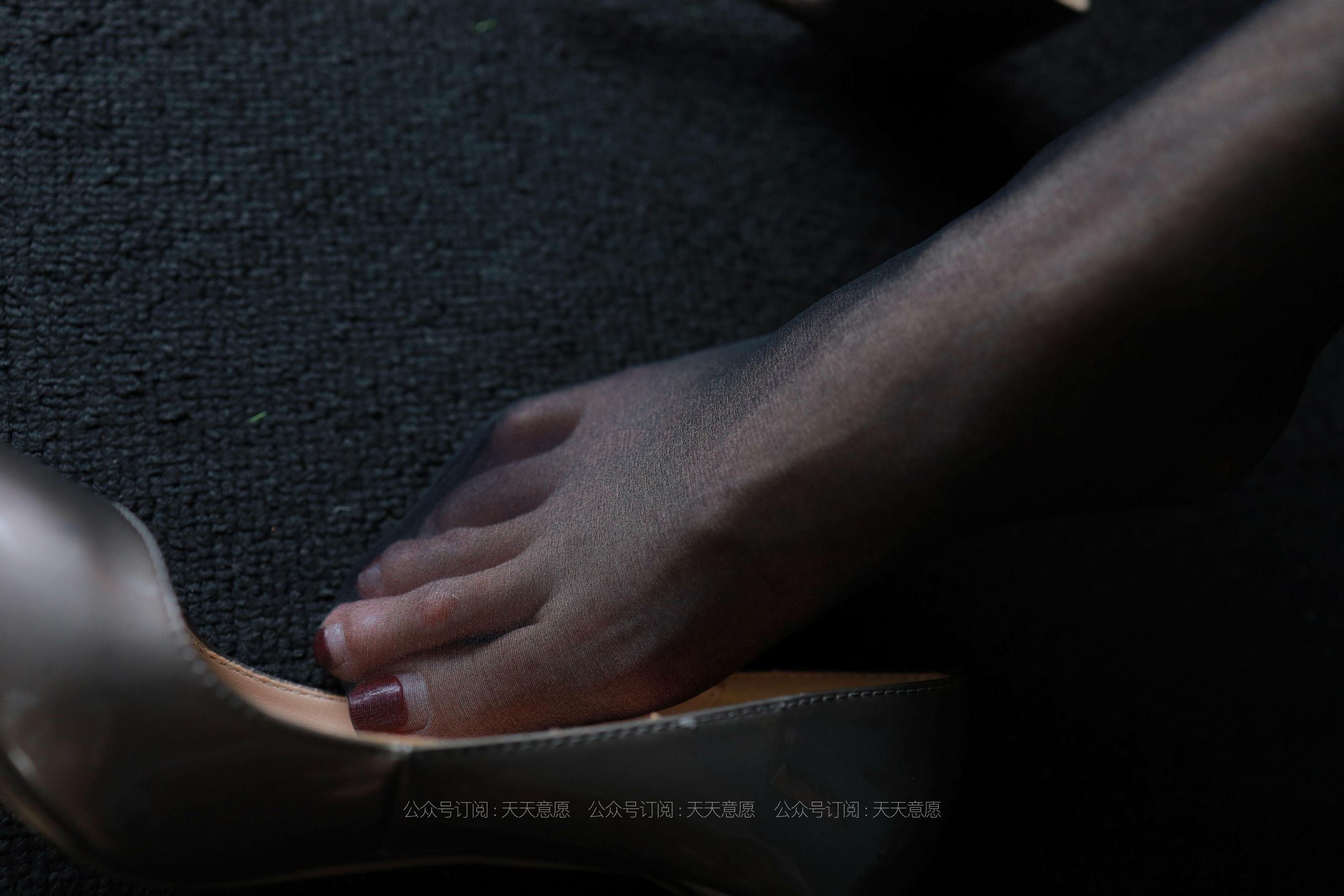 [IESS异思趣向] 丝享家 802：羽西《沙发上的黑丝》