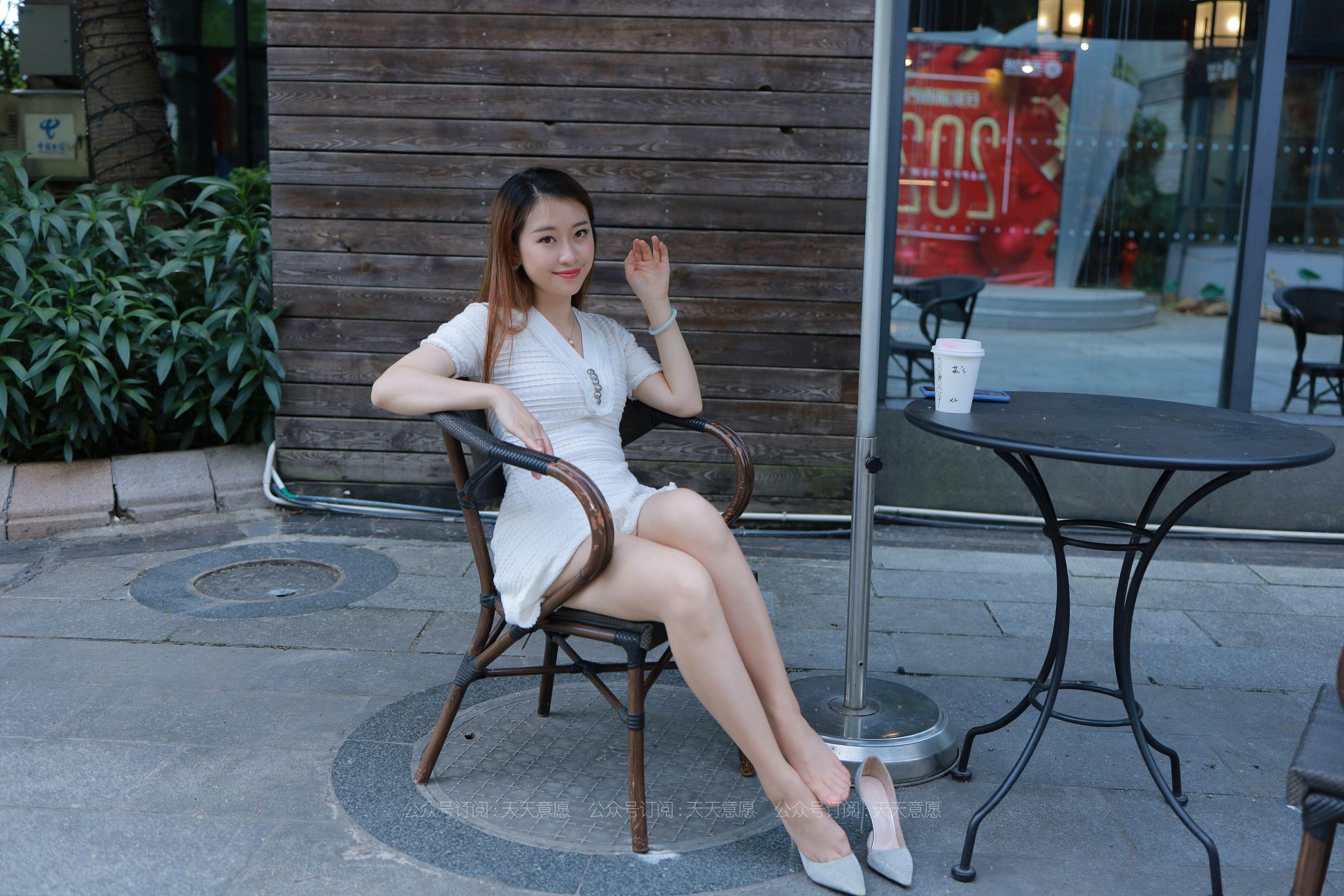 [IESS异思趣向] 丝享家 814：小婕《肉丝白裙俏佳人》