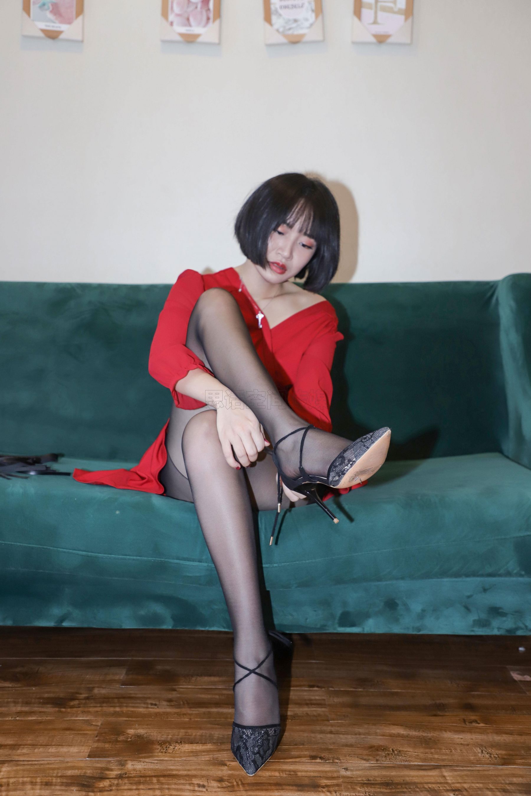 [思话SiHua] SJ033 新模沐沐子 红裙皮鞭の性感尤物