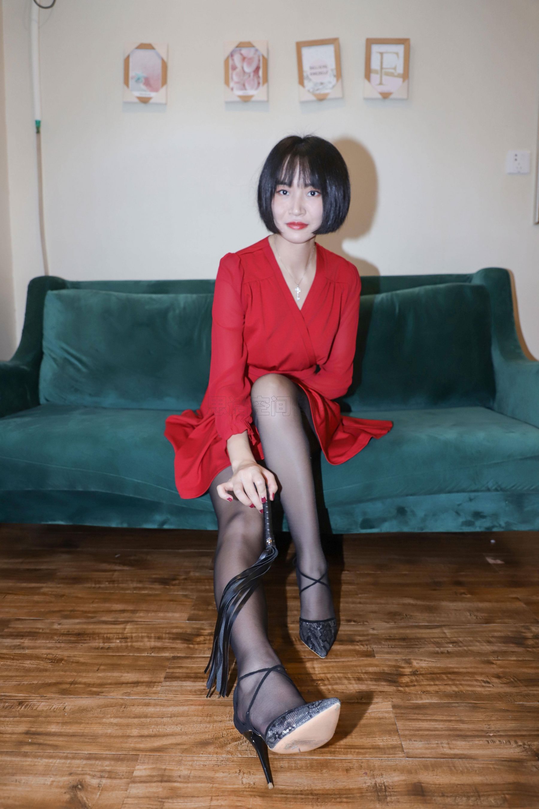 [思话SiHua] SJ033 新模沐沐子 红裙皮鞭の性感尤物