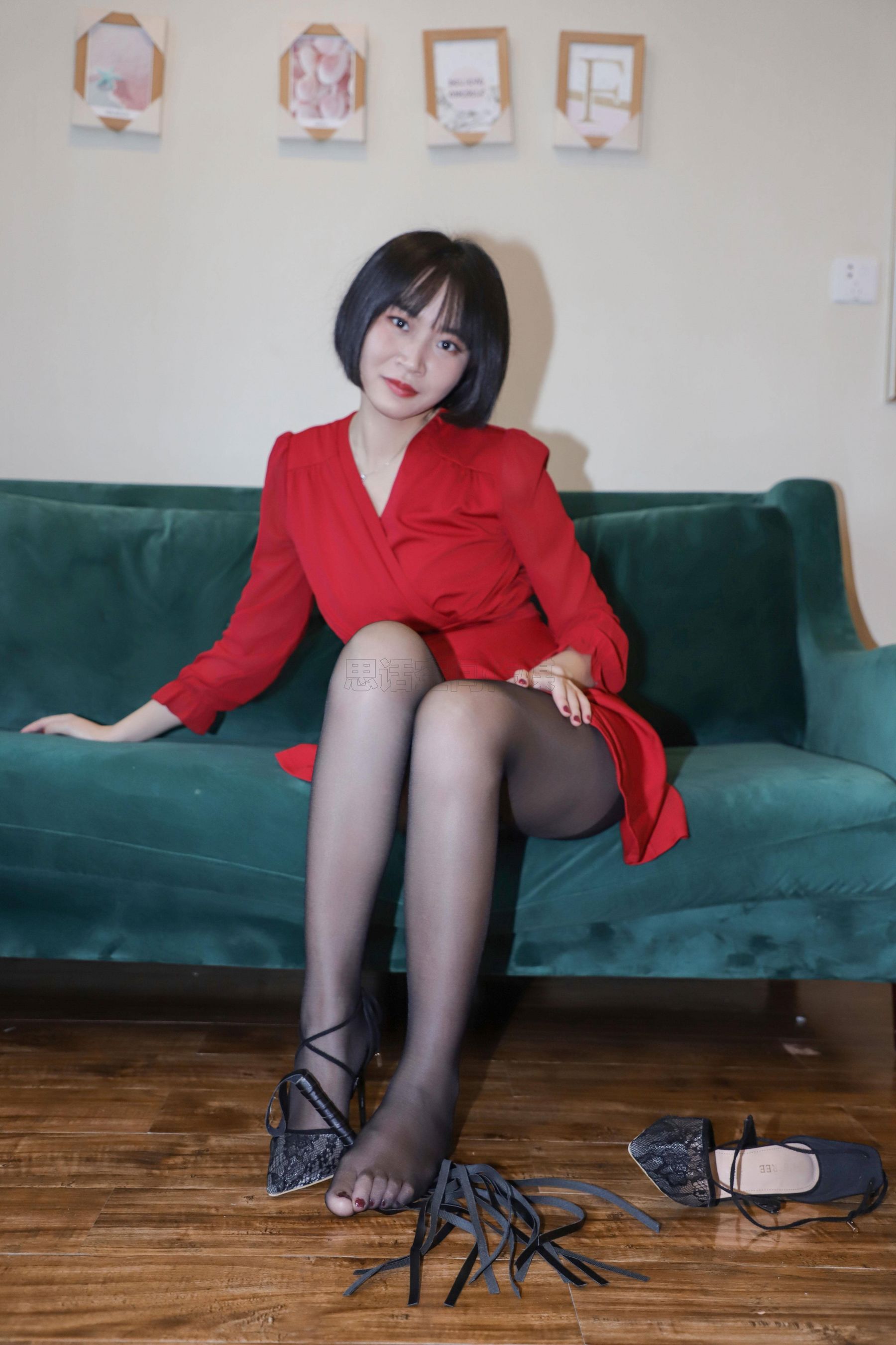 [思话SiHua] SJ033 新模沐沐子 红裙皮鞭の性感尤物