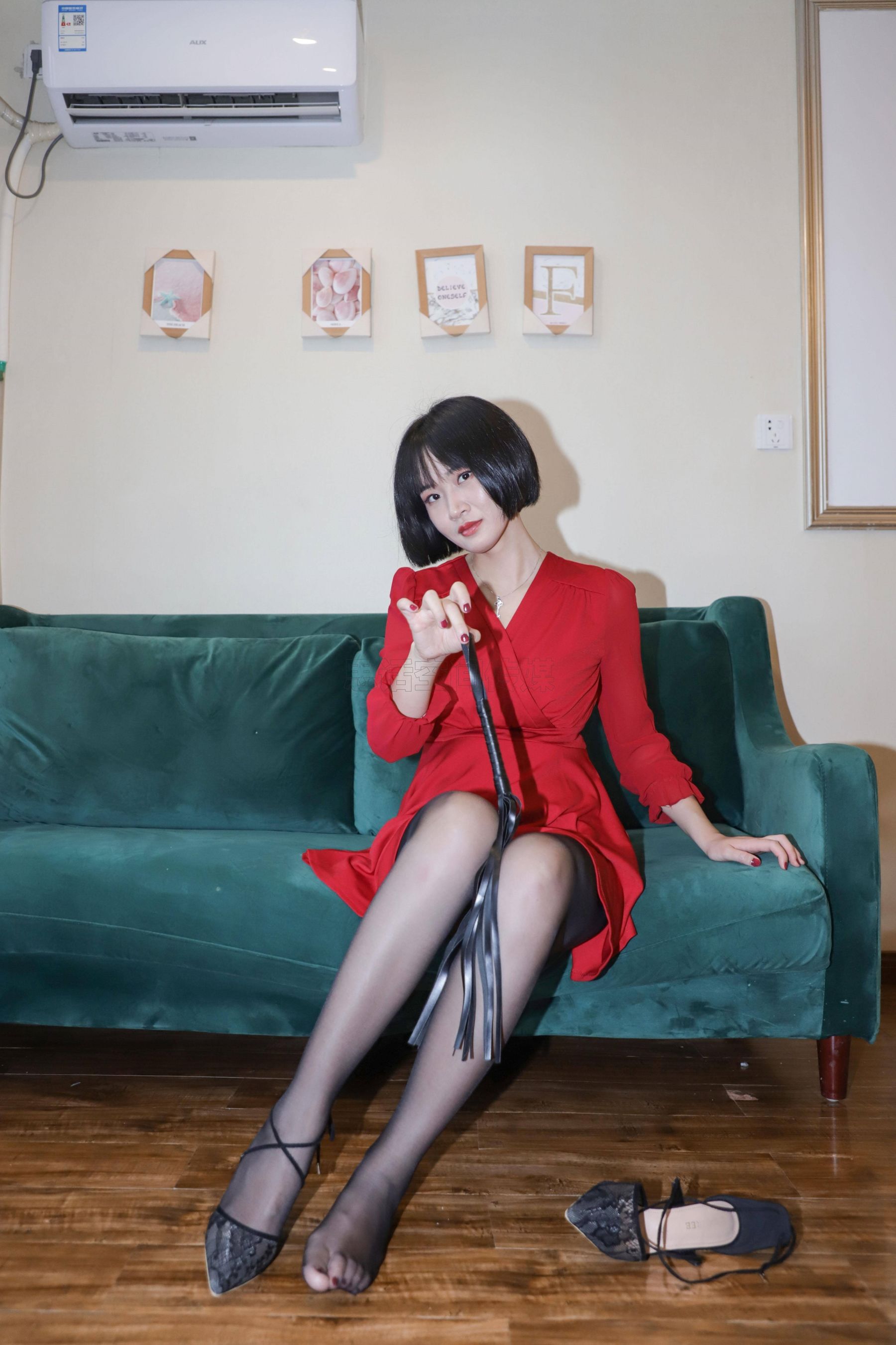 [思话SiHua] SJ033 新模沐沐子 红裙皮鞭の性感尤物