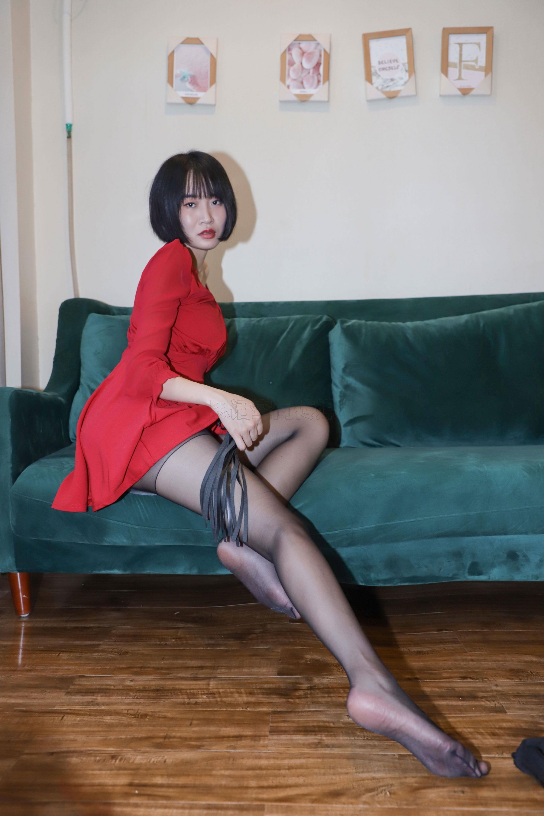 [思话SiHua] SJ033 新模沐沐子 红裙皮鞭の性感尤物