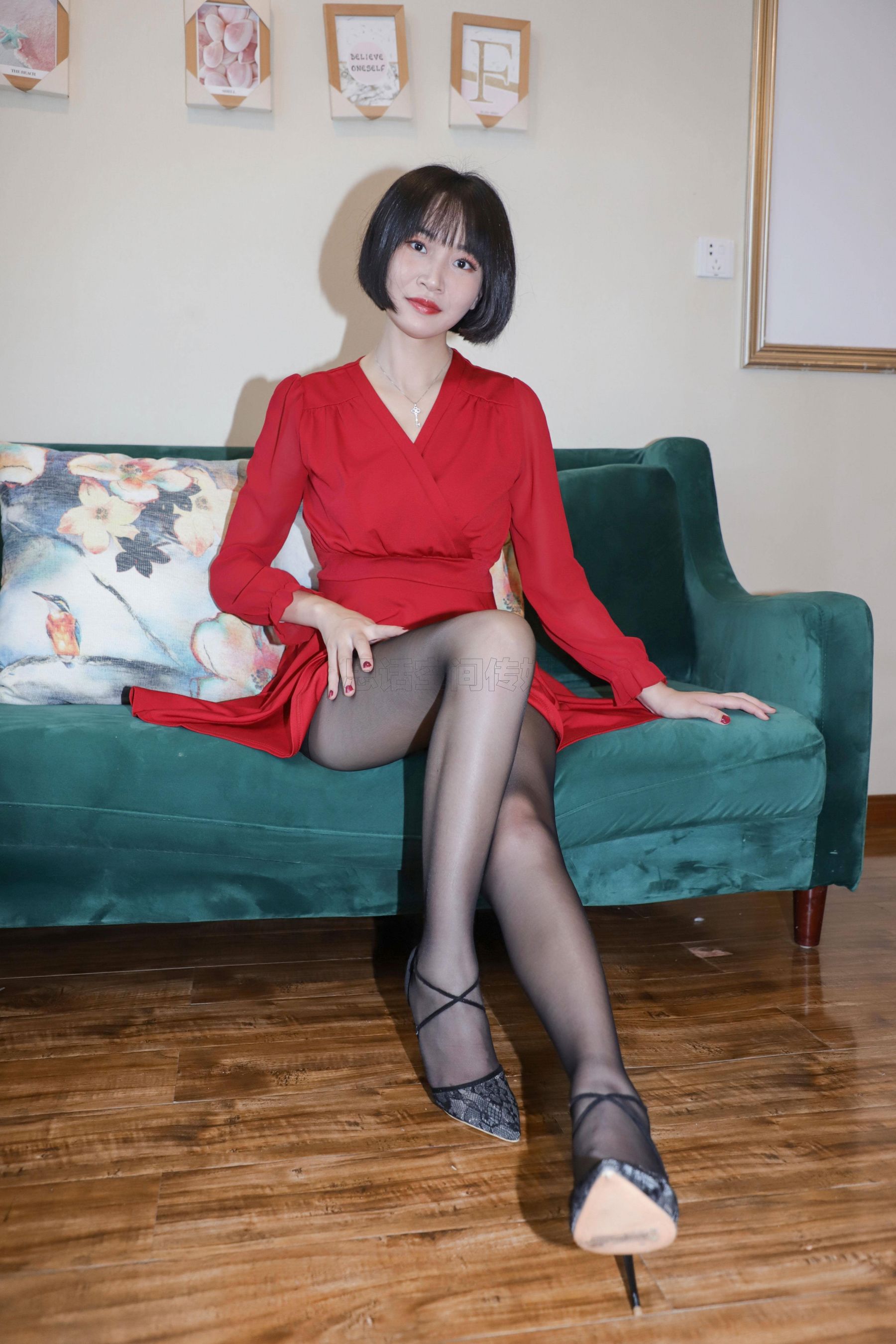 [思话SiHua] SJ033 新模沐沐子 红裙皮鞭の性感尤物