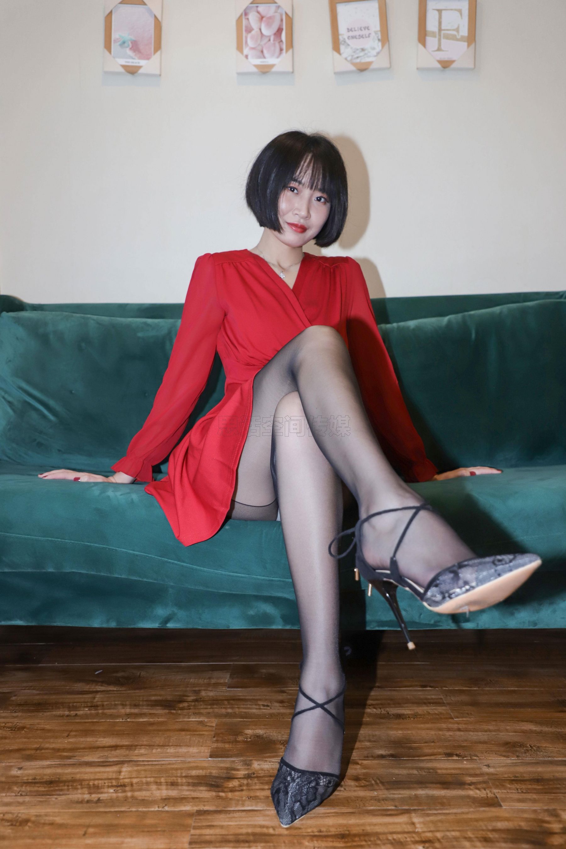 [思话SiHua] SJ033 新模沐沐子 红裙皮鞭の性感尤物