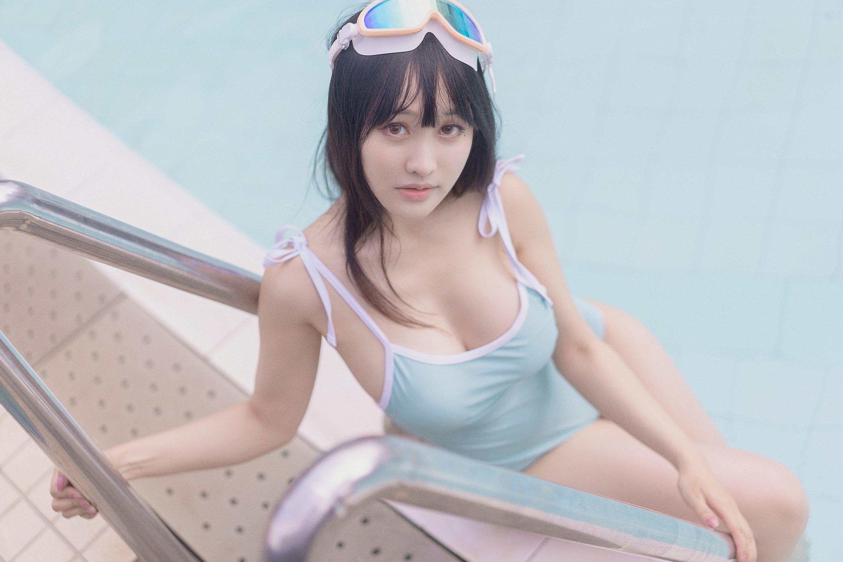 [网红COSER写真] 动漫博主脱尾巴Mizuki - 泳池