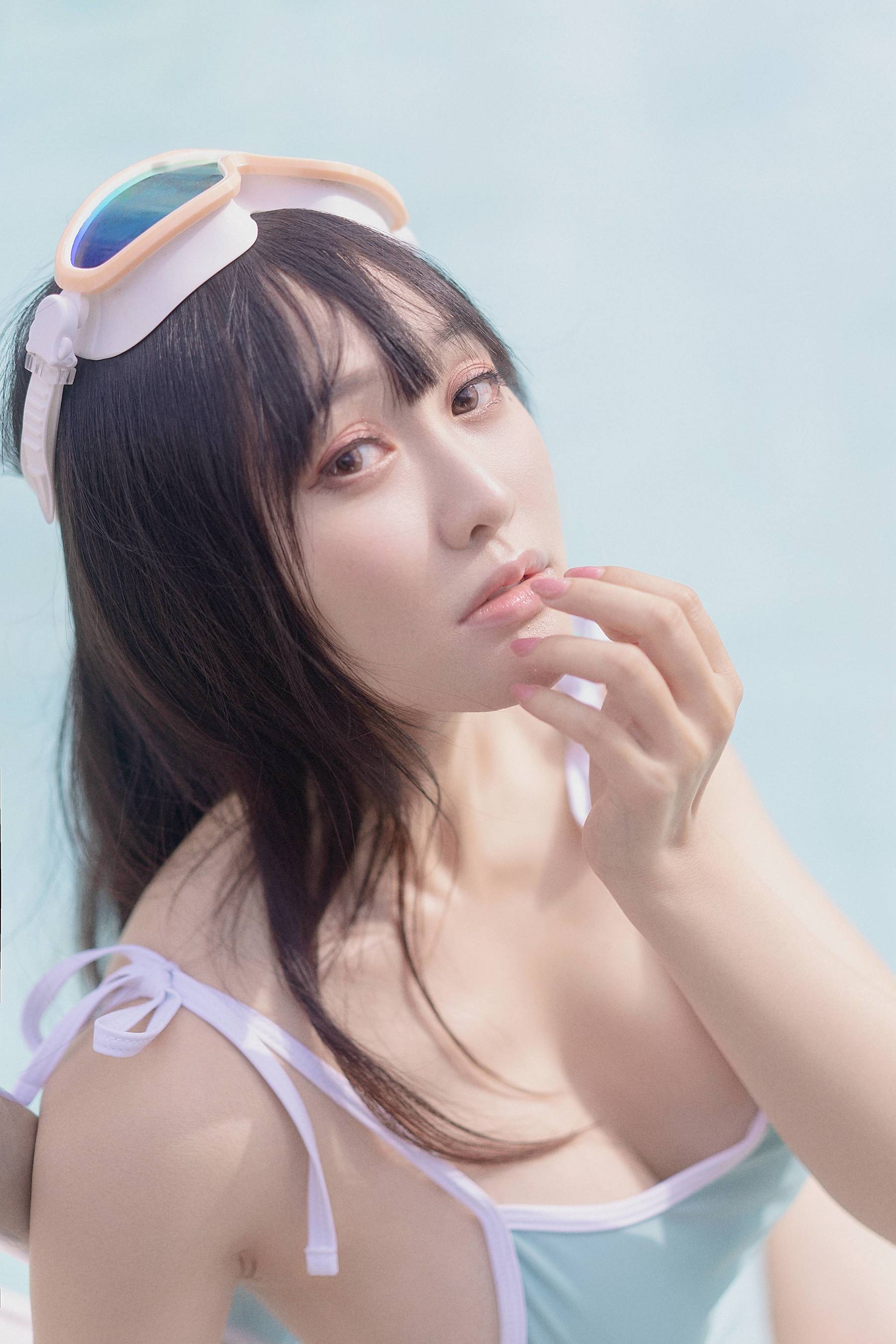 [网红COSER写真] 动漫博主脱尾巴Mizuki - 泳池