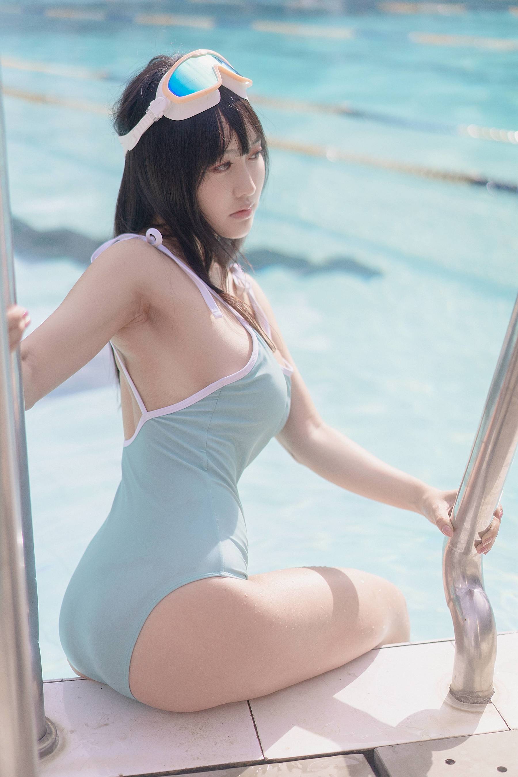 [网红COSER写真] 动漫博主脱尾巴Mizuki - 泳池